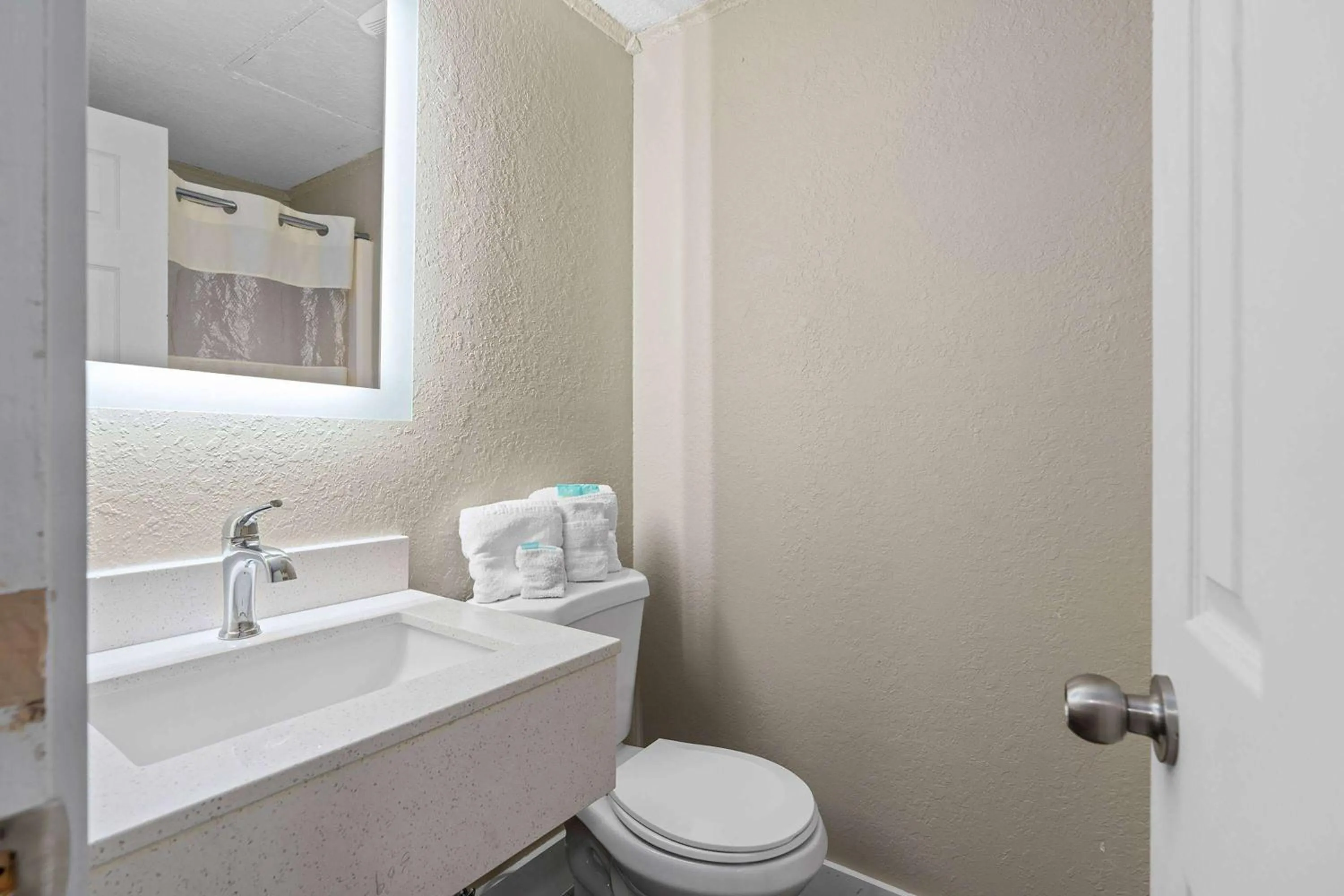 TV and multimedia in Travelodge by Wyndham Kissimmee Orlando