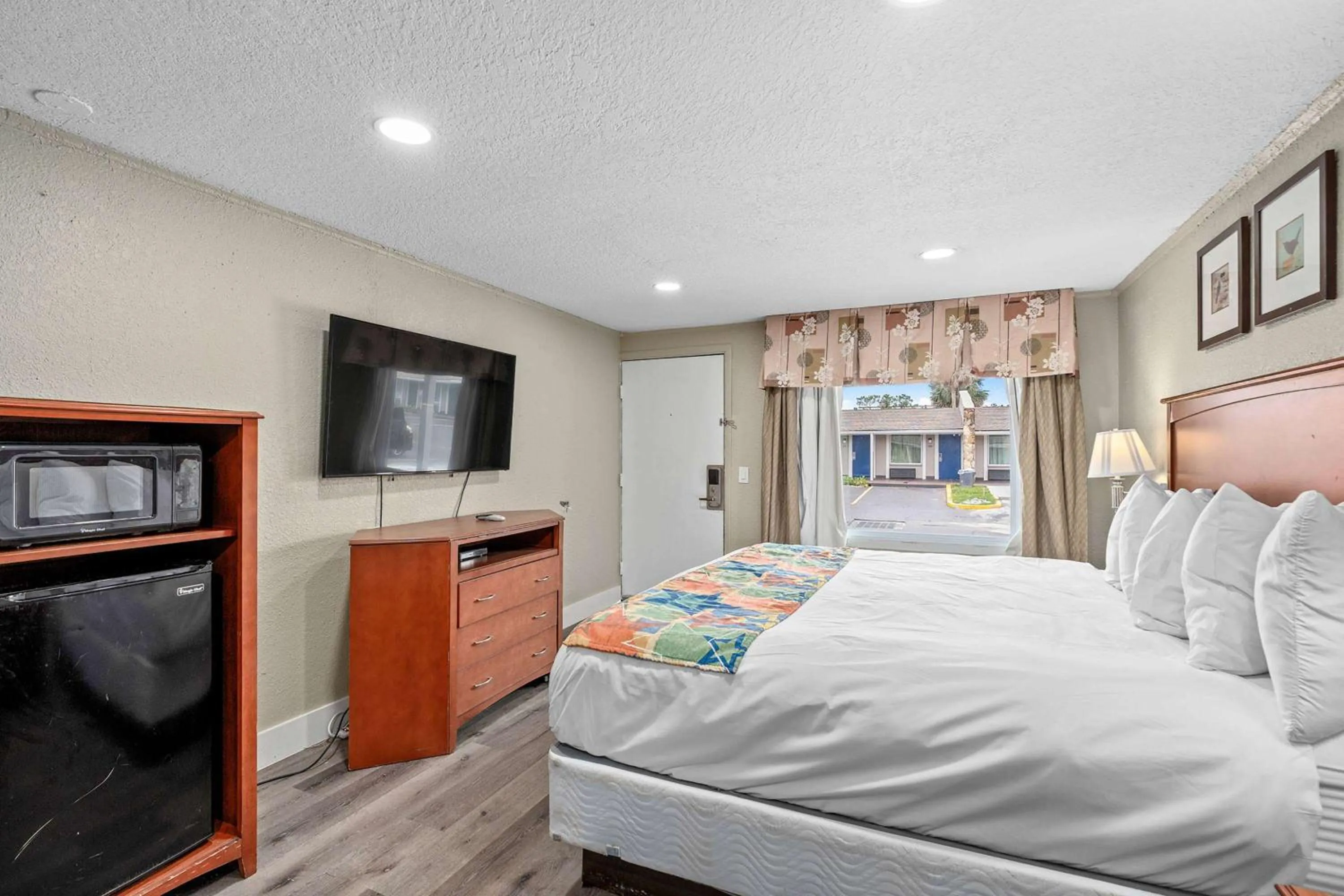 Photo of the whole room, Bed in Travelodge by Wyndham Kissimmee Orlando