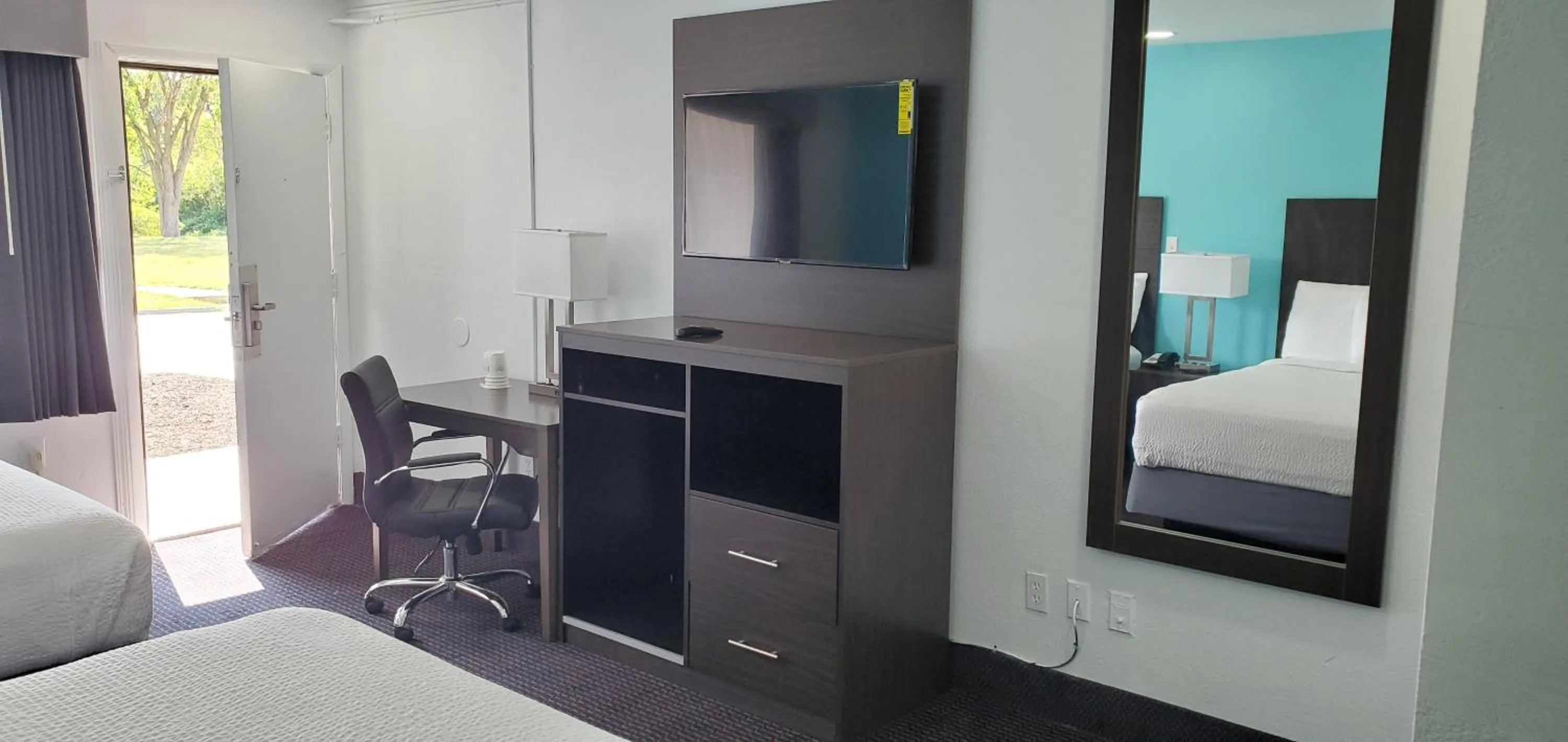 TV and multimedia, Bed in Travelodge by Wyndham Livonia Canton Novi Detroit Area