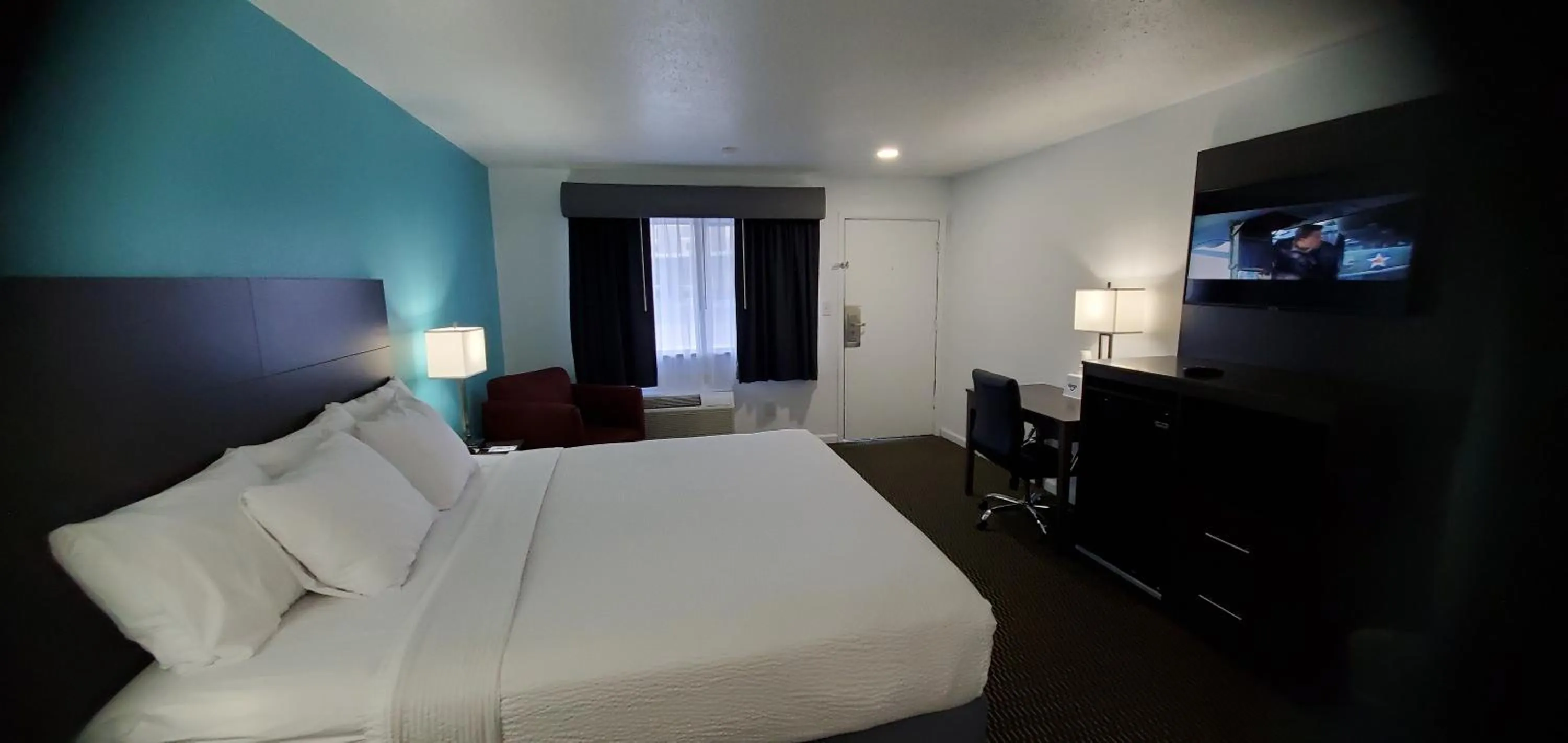 Photo of the whole room, Bed in Travelodge by Wyndham Livonia Canton Novi Detroit Area