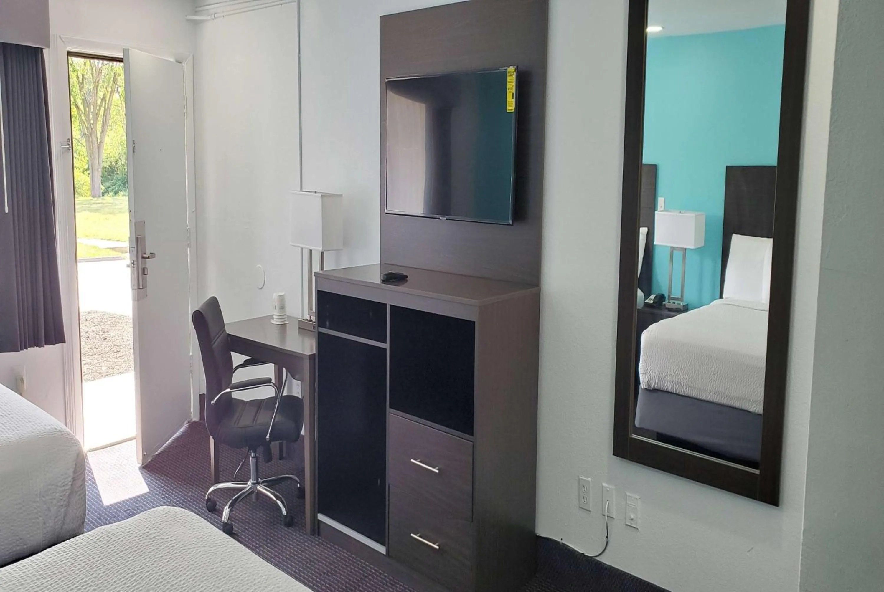 Photo of the whole room, Bed in Travelodge by Wyndham Livonia Canton Novi Detroit Area