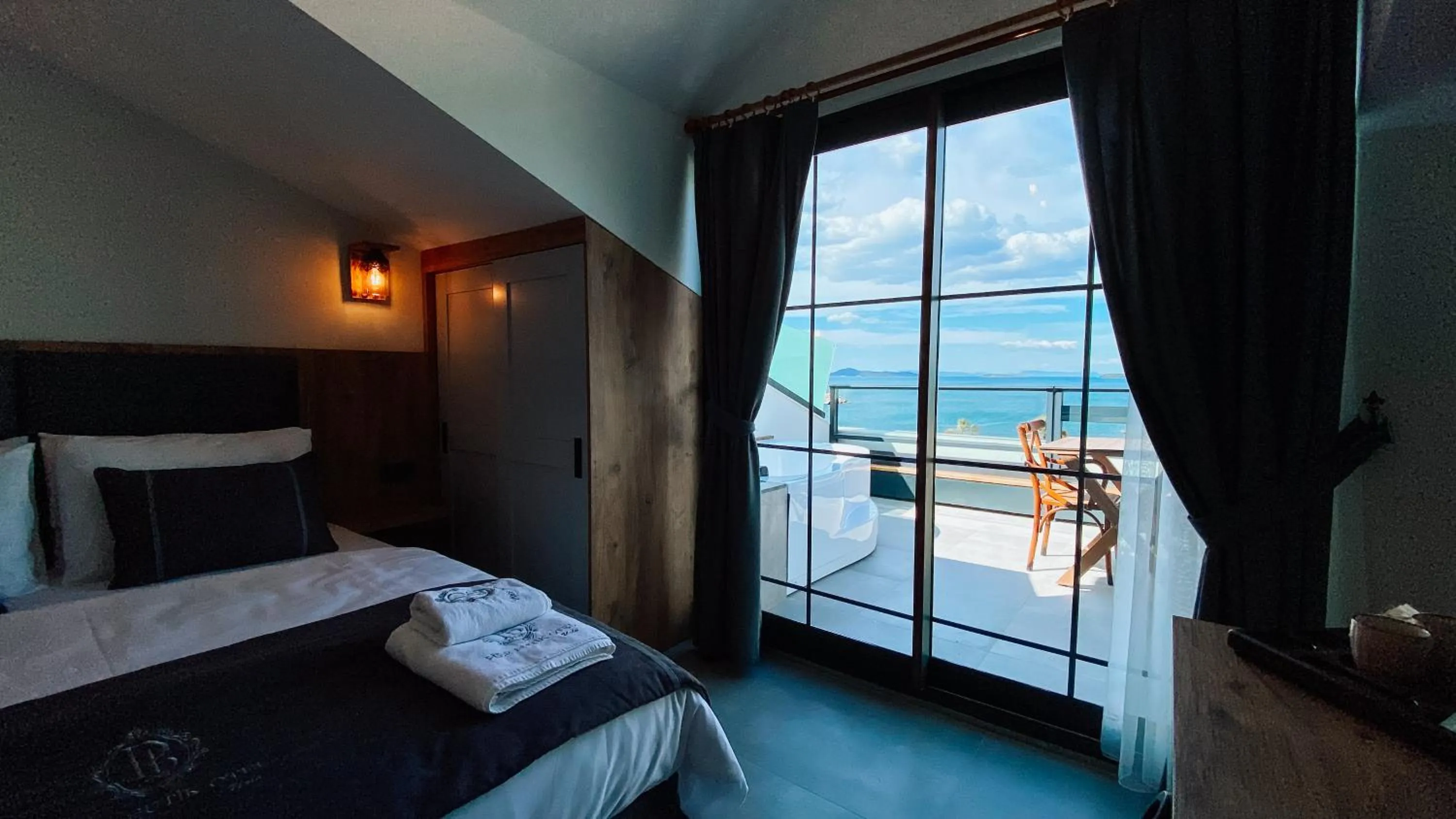 Bed in THE PİER OF URLA