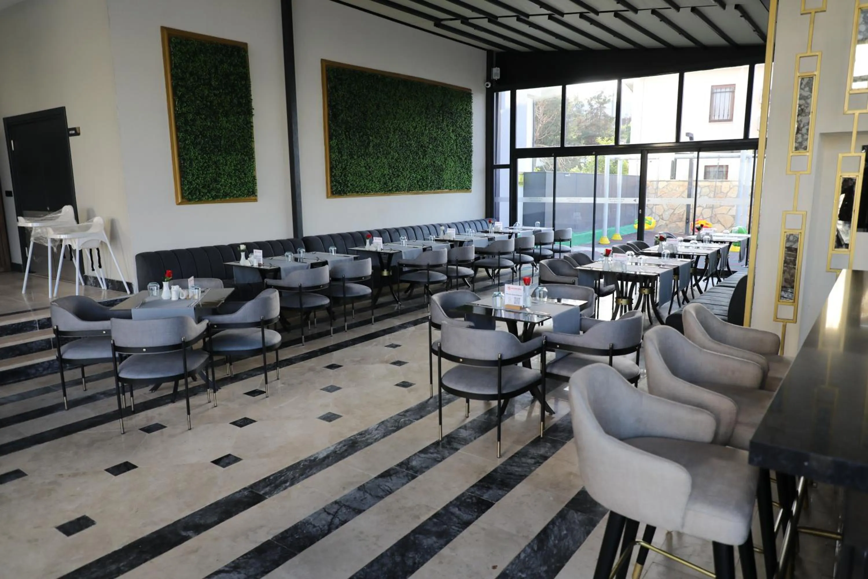 Restaurant/places to eat in ROSEIRA MAR-INN LUXURY