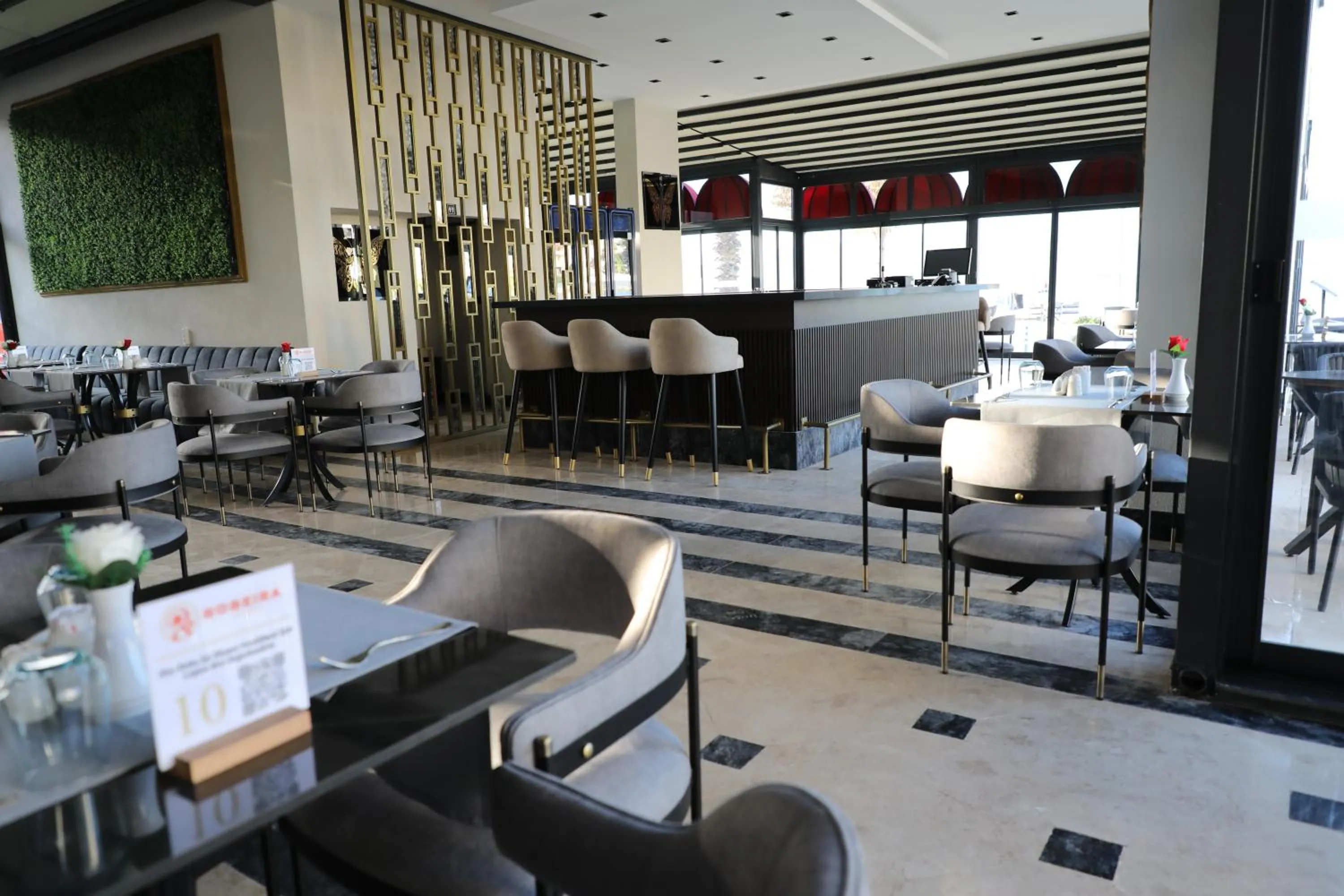 Restaurant/places to eat in ROSEIRA MAR-INN LUXURY