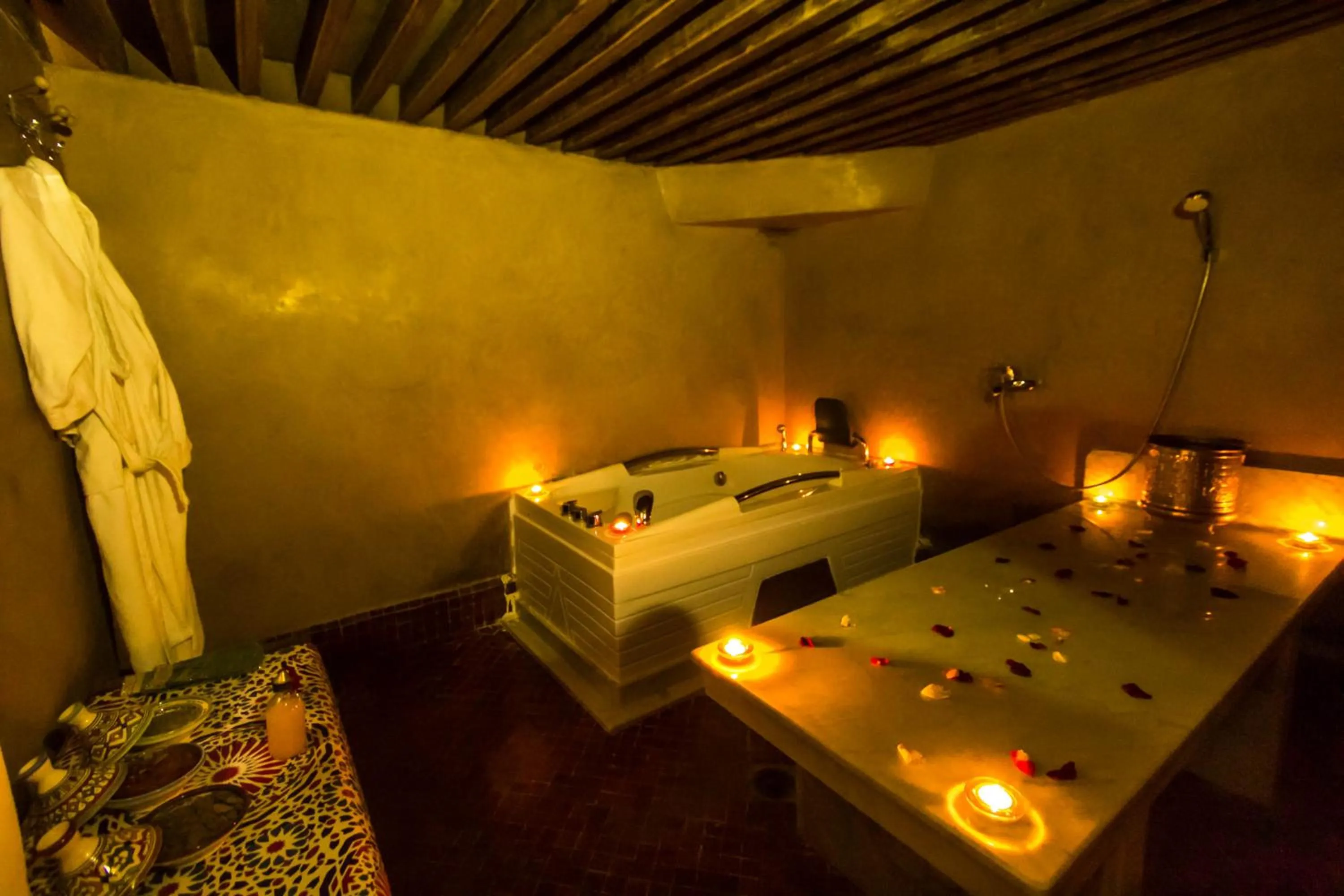 Hot Tub, Bed in Riad Fez Yamanda