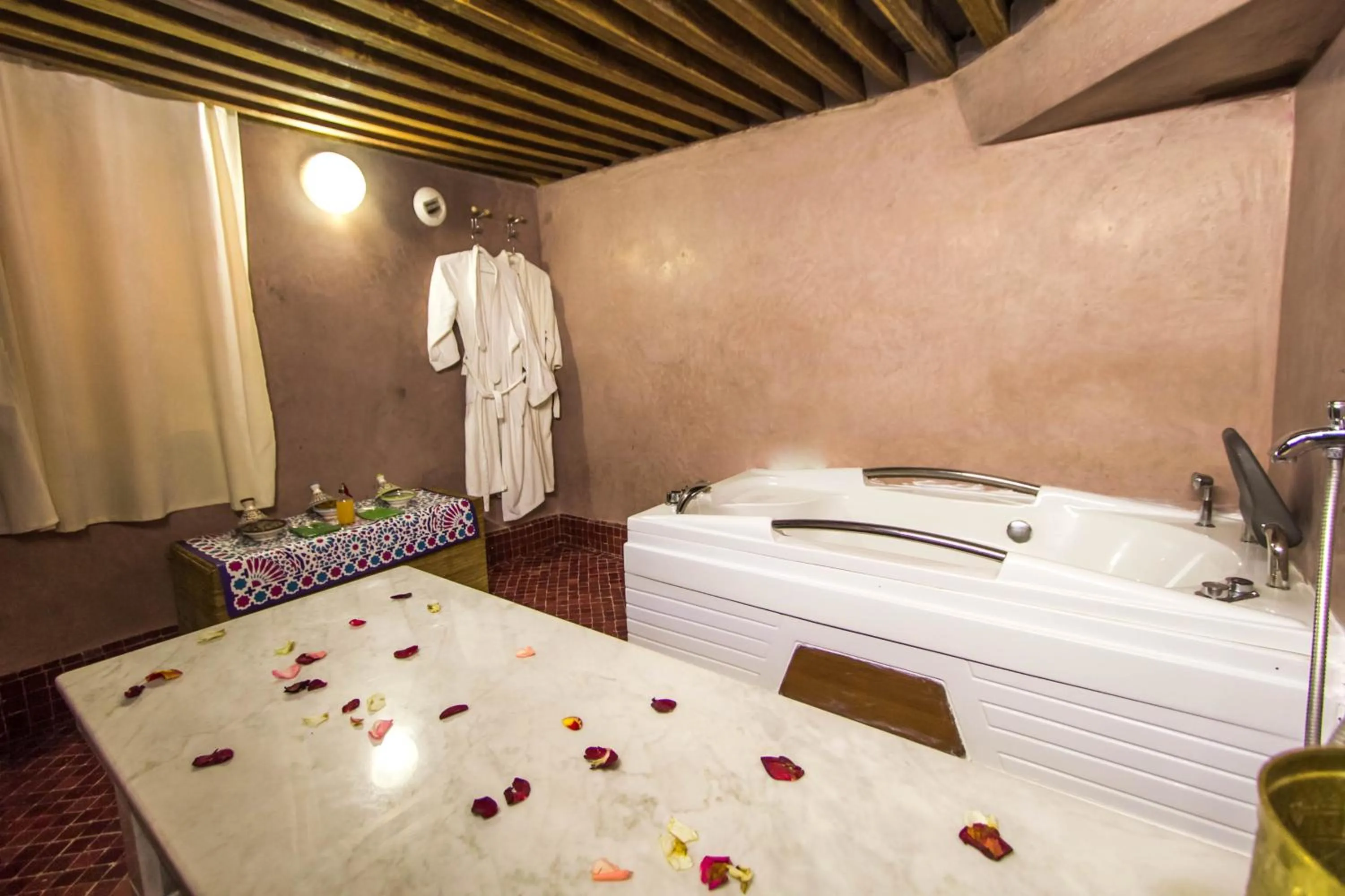 Hot Tub, Bed in Riad Fez Yamanda