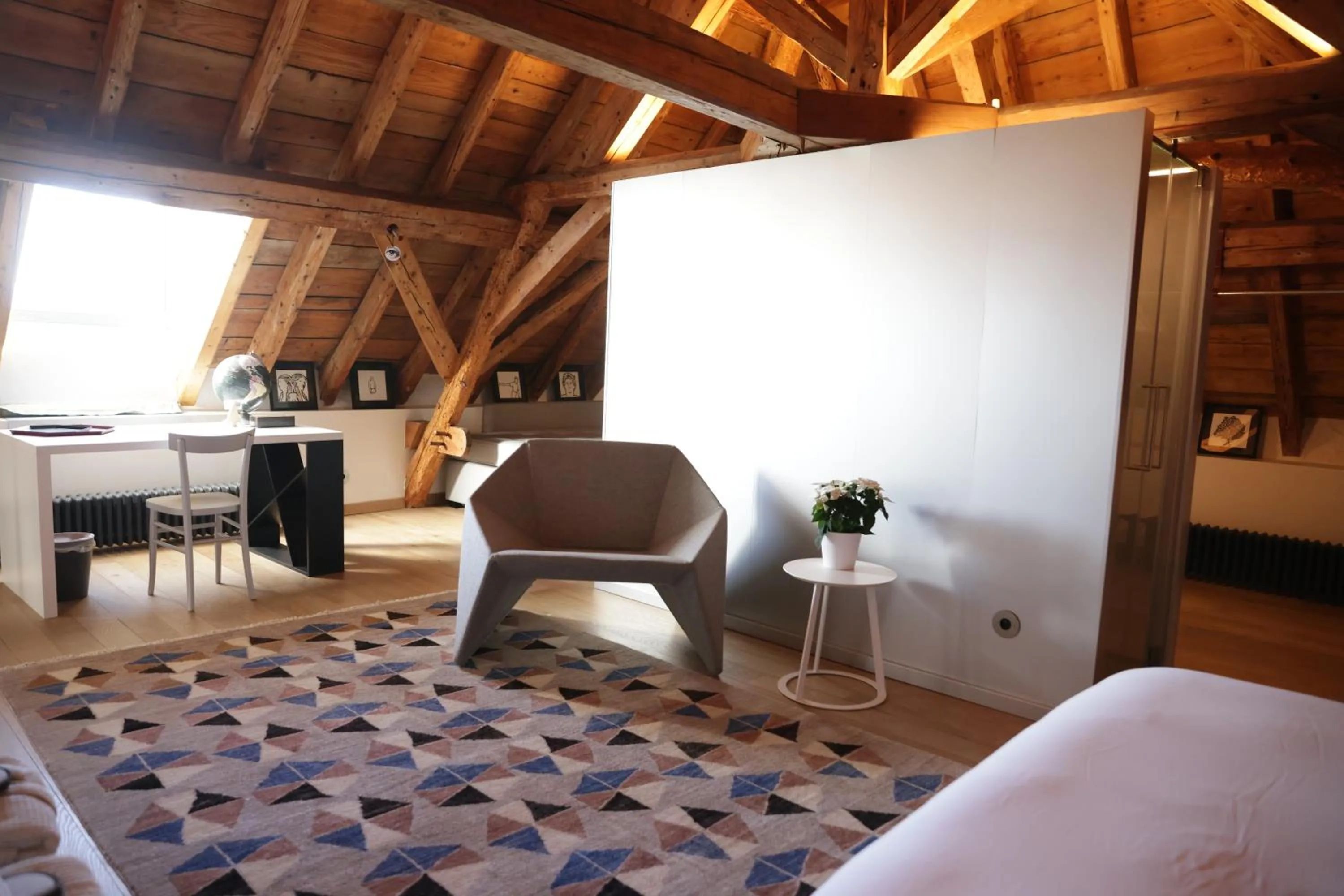 Seating area, Bed in Sessius1622