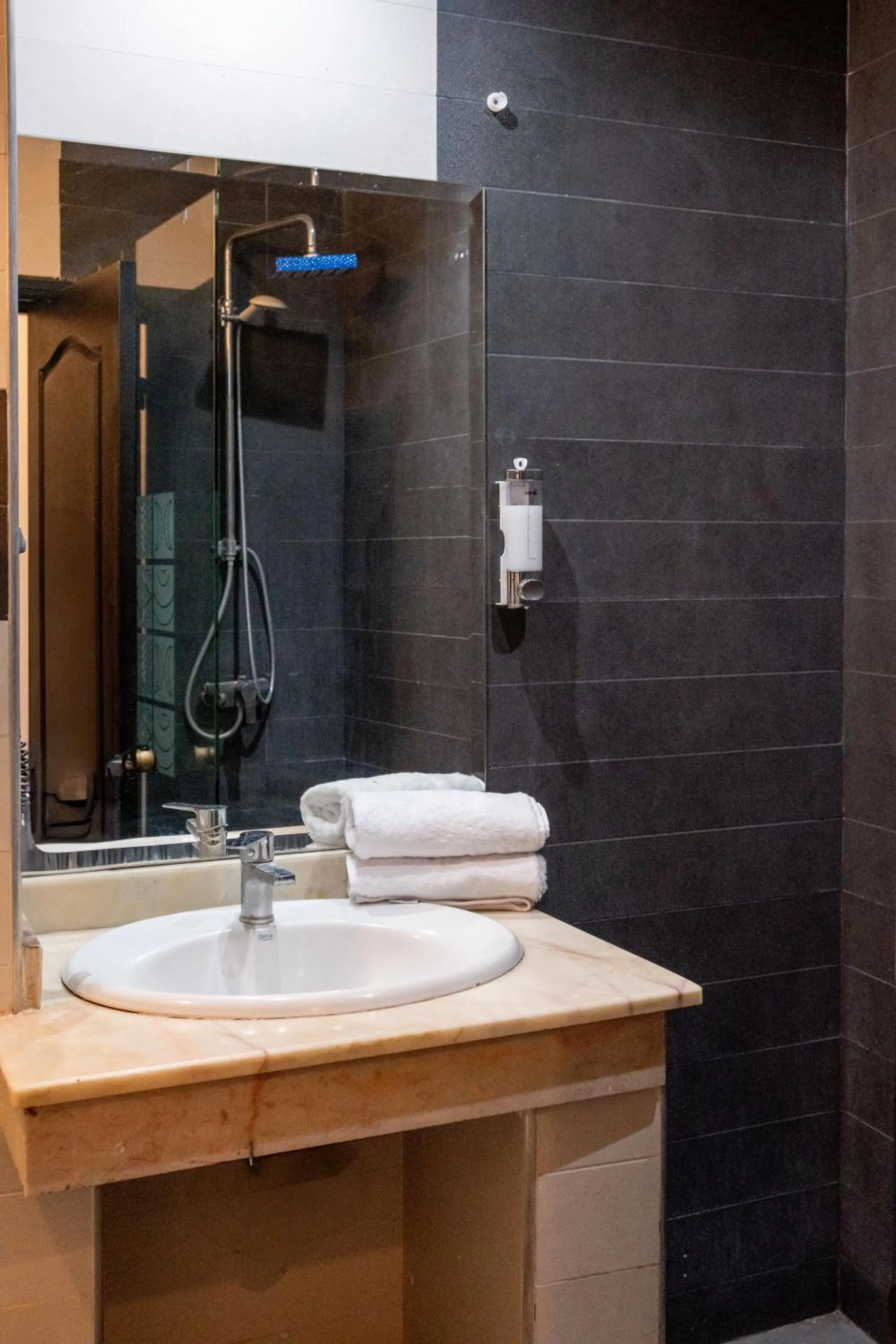 Shower in Imperial Holiday Hôtel & spa