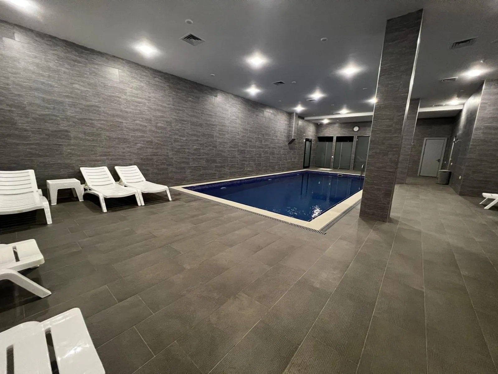 Swimming pool in Sun City Hotel & Spa Naftalan