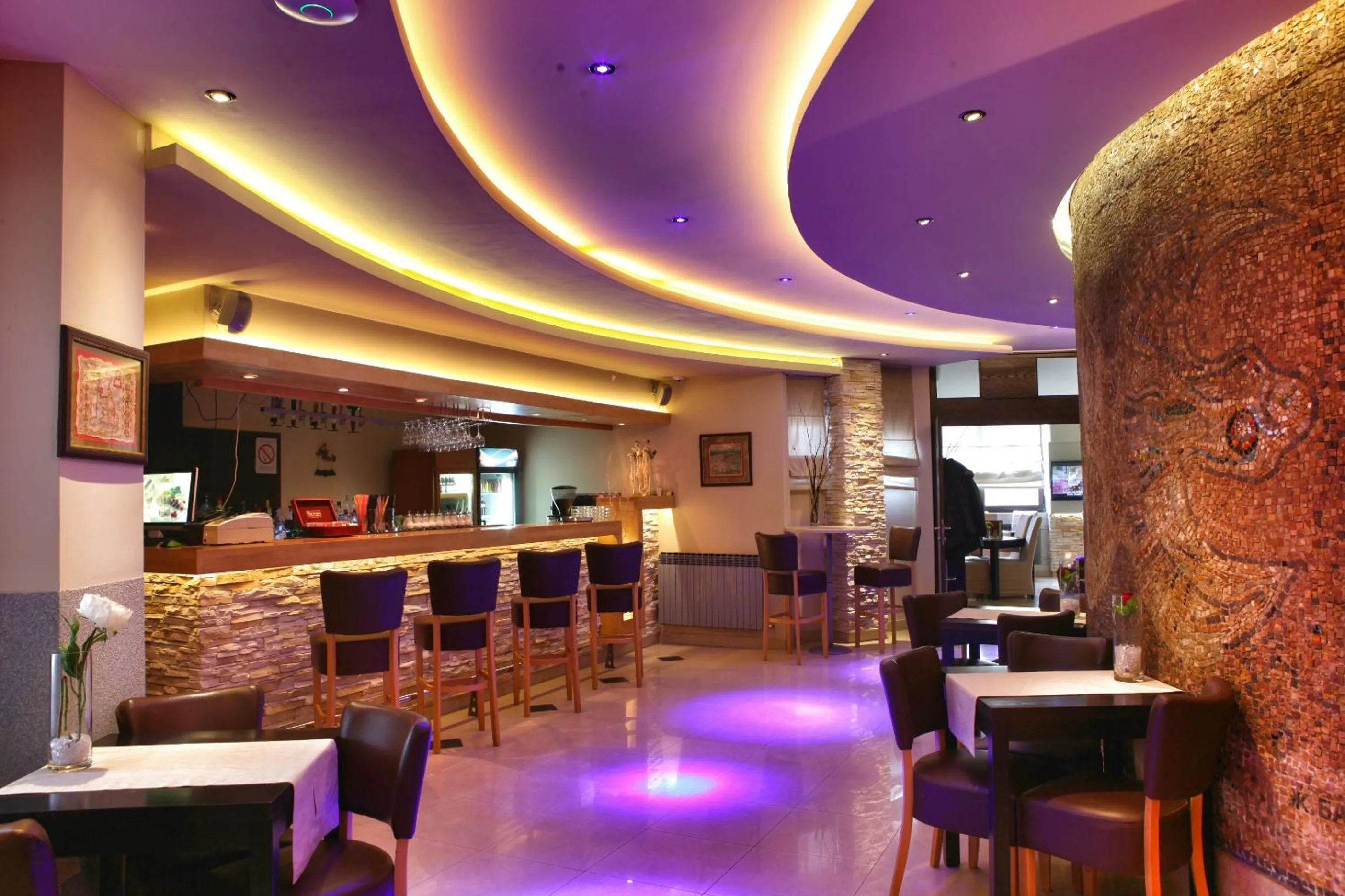 Restaurant/places to eat in Hotel Petrus