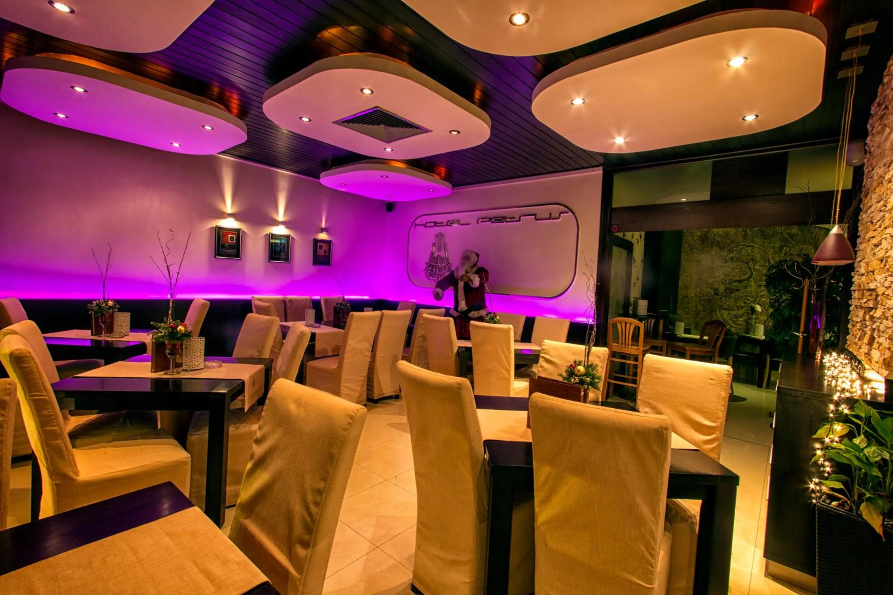 Restaurant/places to eat in Hotel Petrus