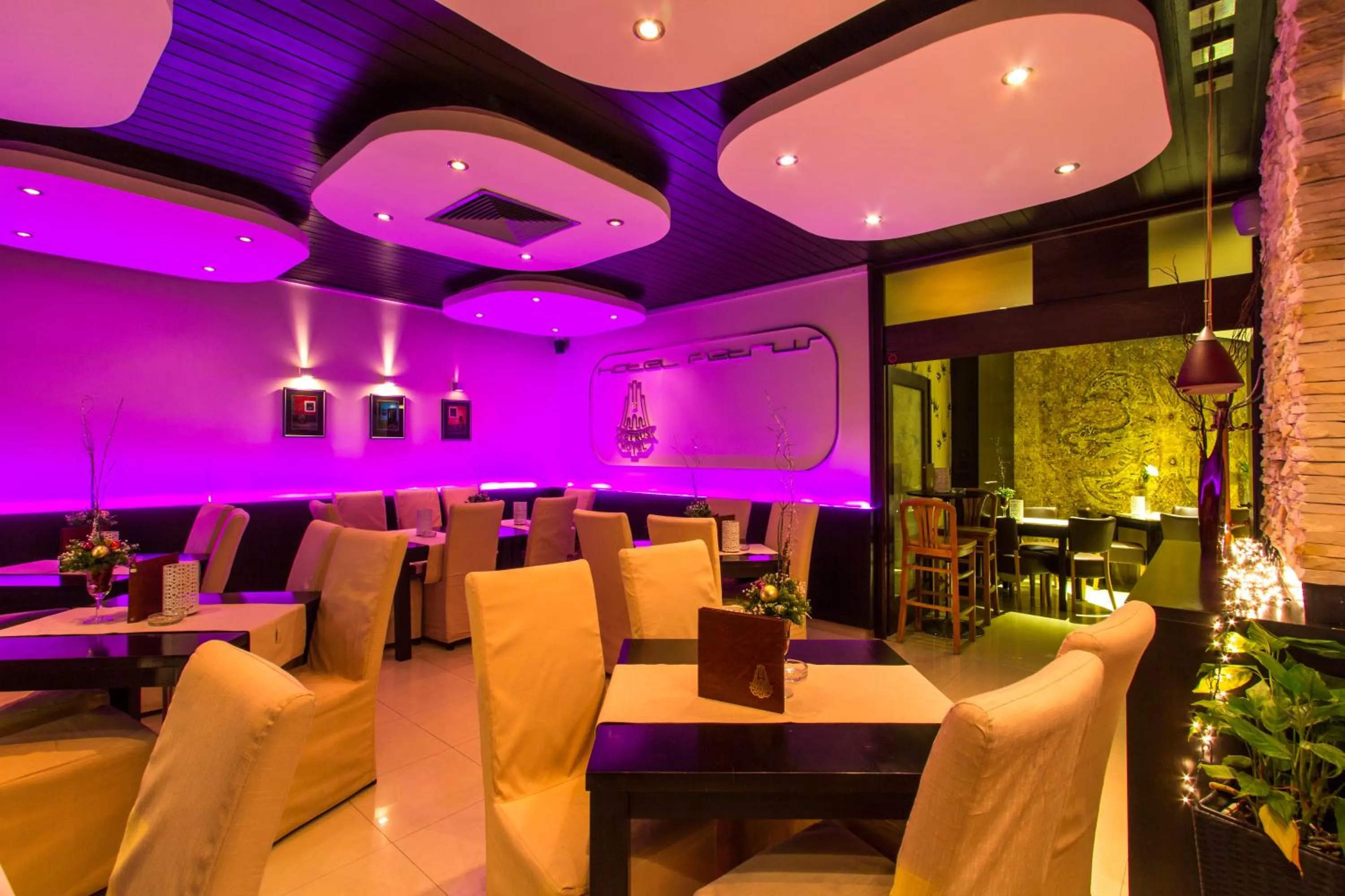 Restaurant/places to eat in Hotel Petrus