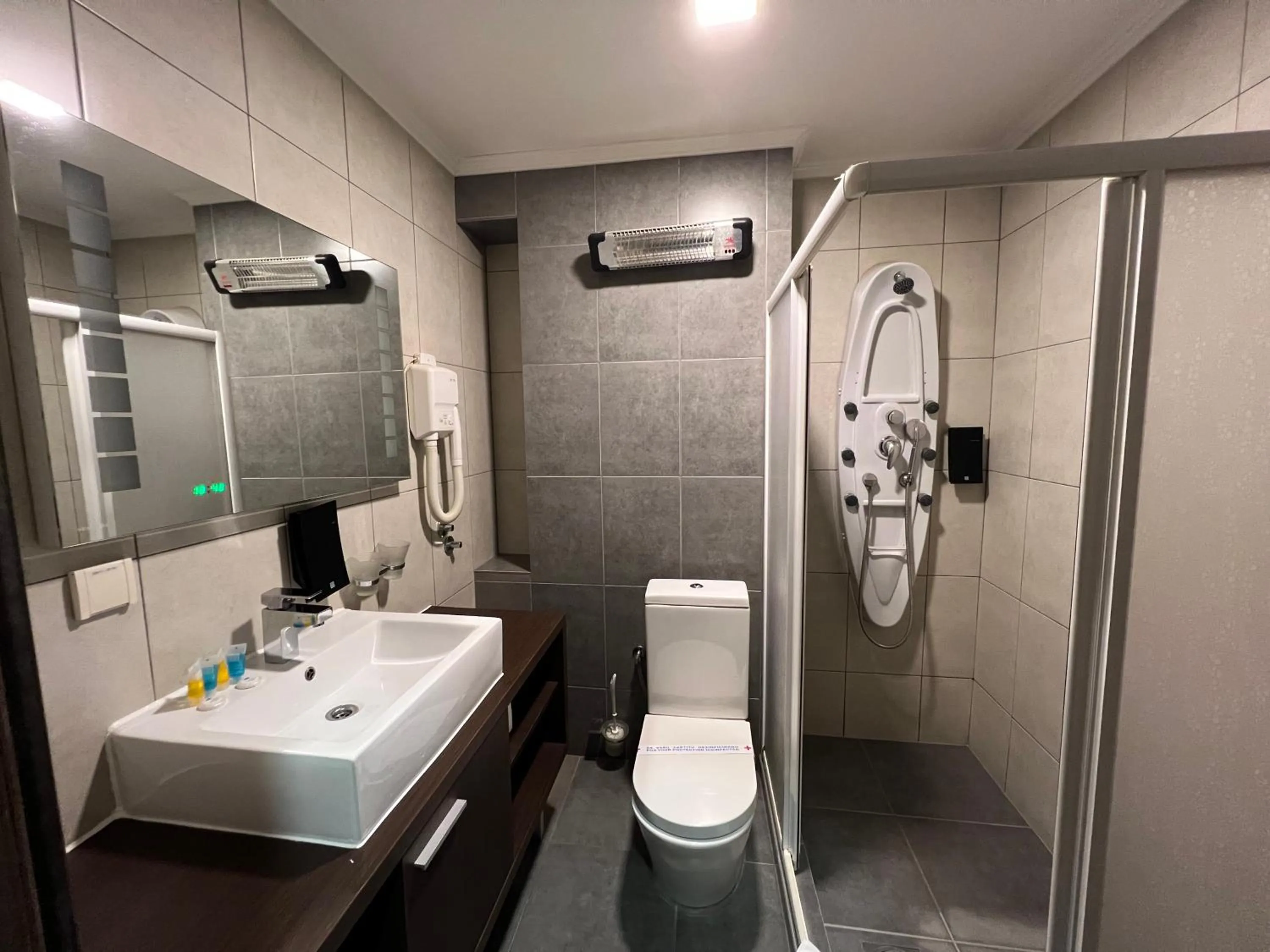 Shower in Hotel Petrus