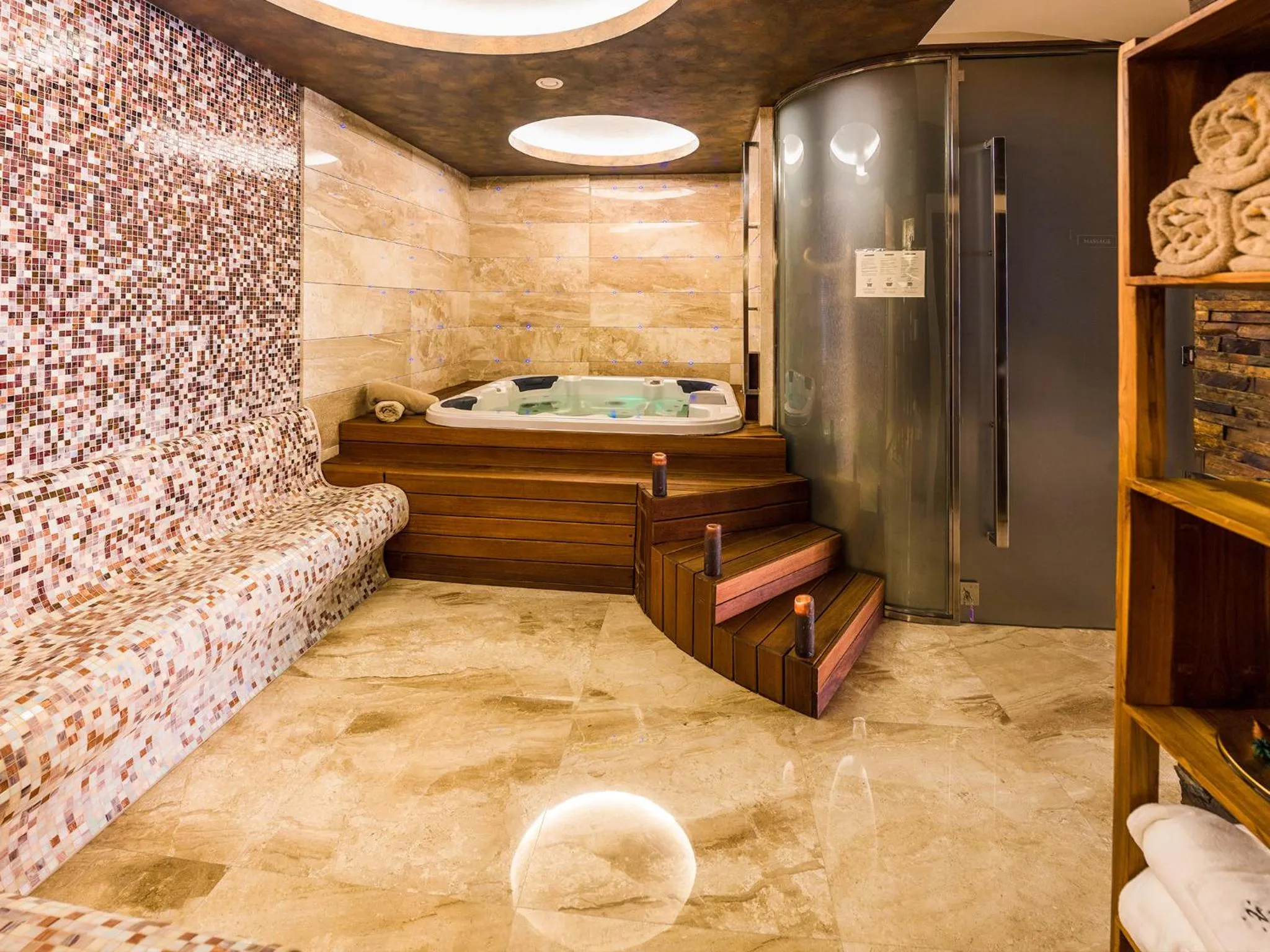 Hot Tub in Hotel Forza Mare