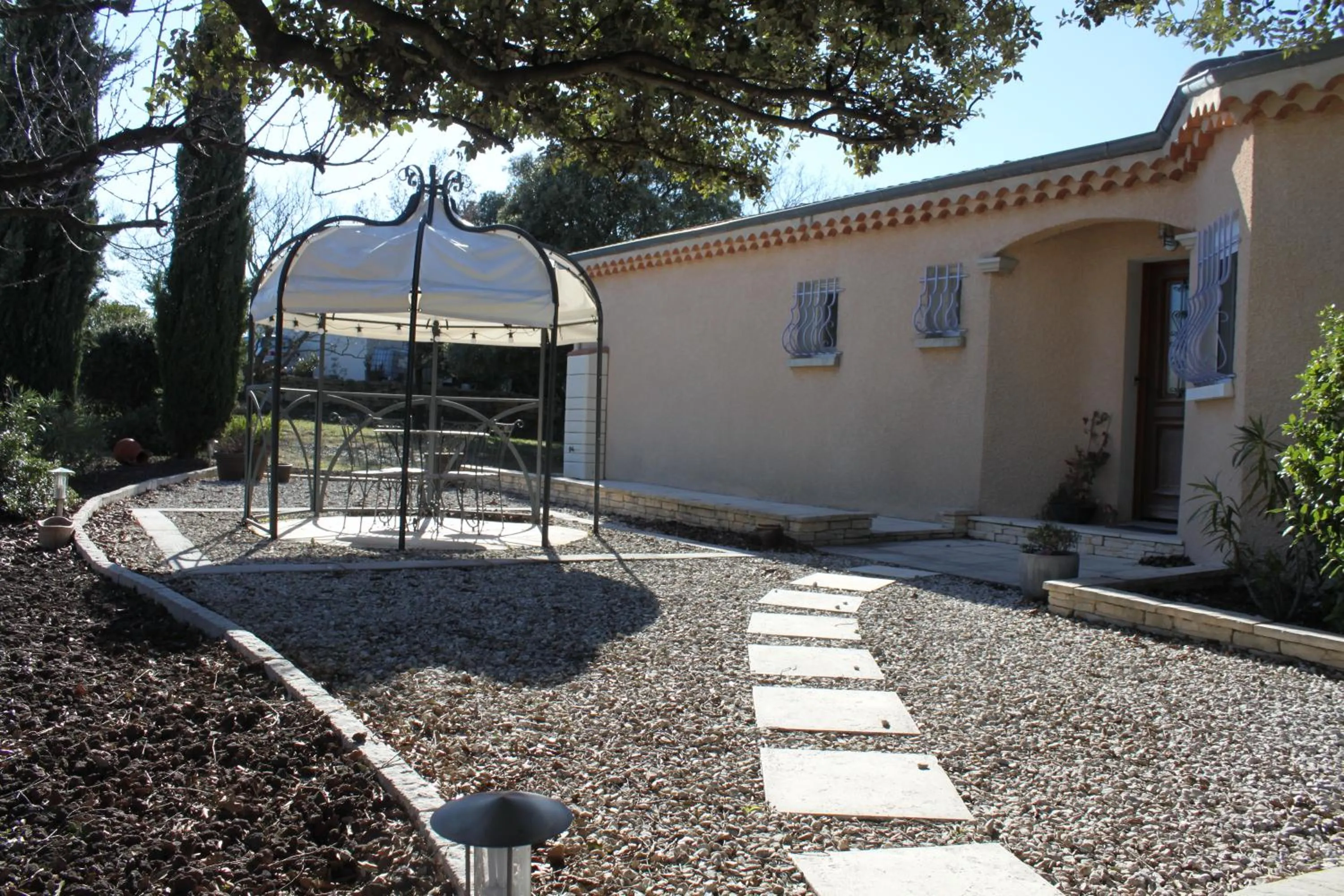 Property building in Chambre d'hôtes Des couleurs et des Mots