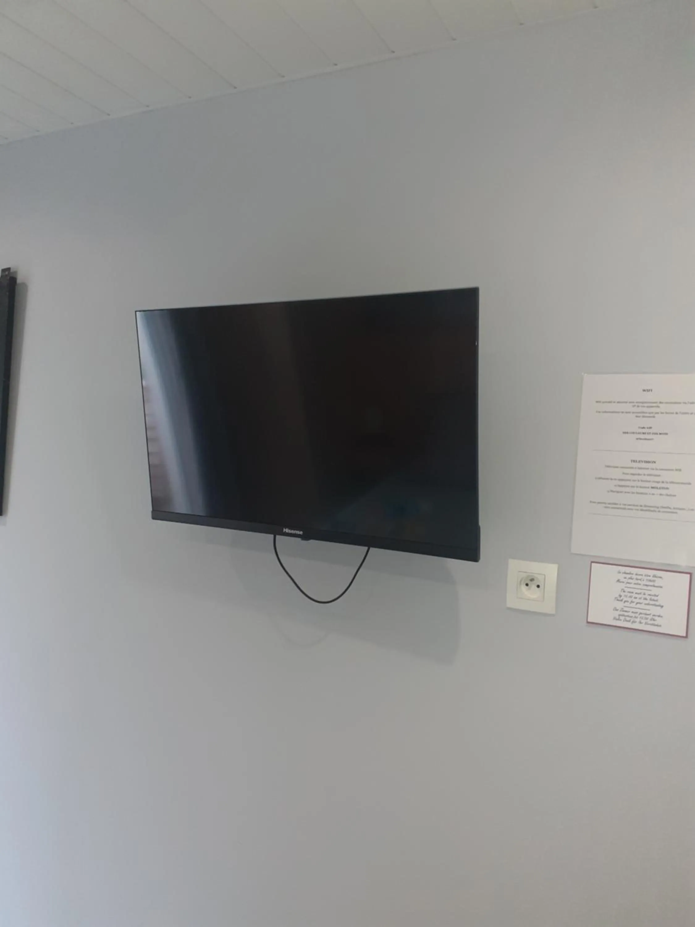 TV and multimedia, TV/Entertainment Center in Chambre d'hôtes Des couleurs et des Mots