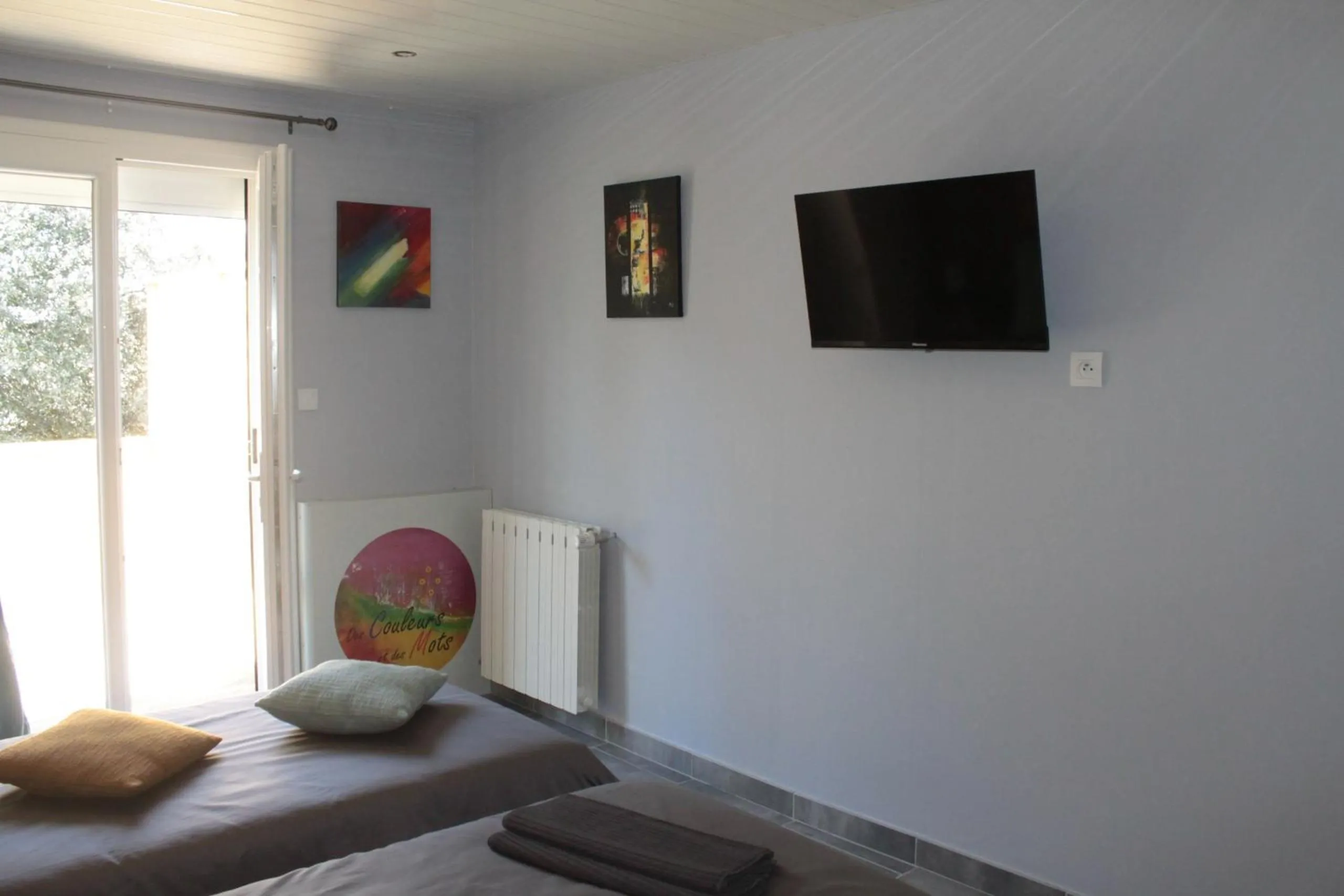 Bedroom, TV/Entertainment Center in Chambre d'hôtes Des couleurs et des Mots