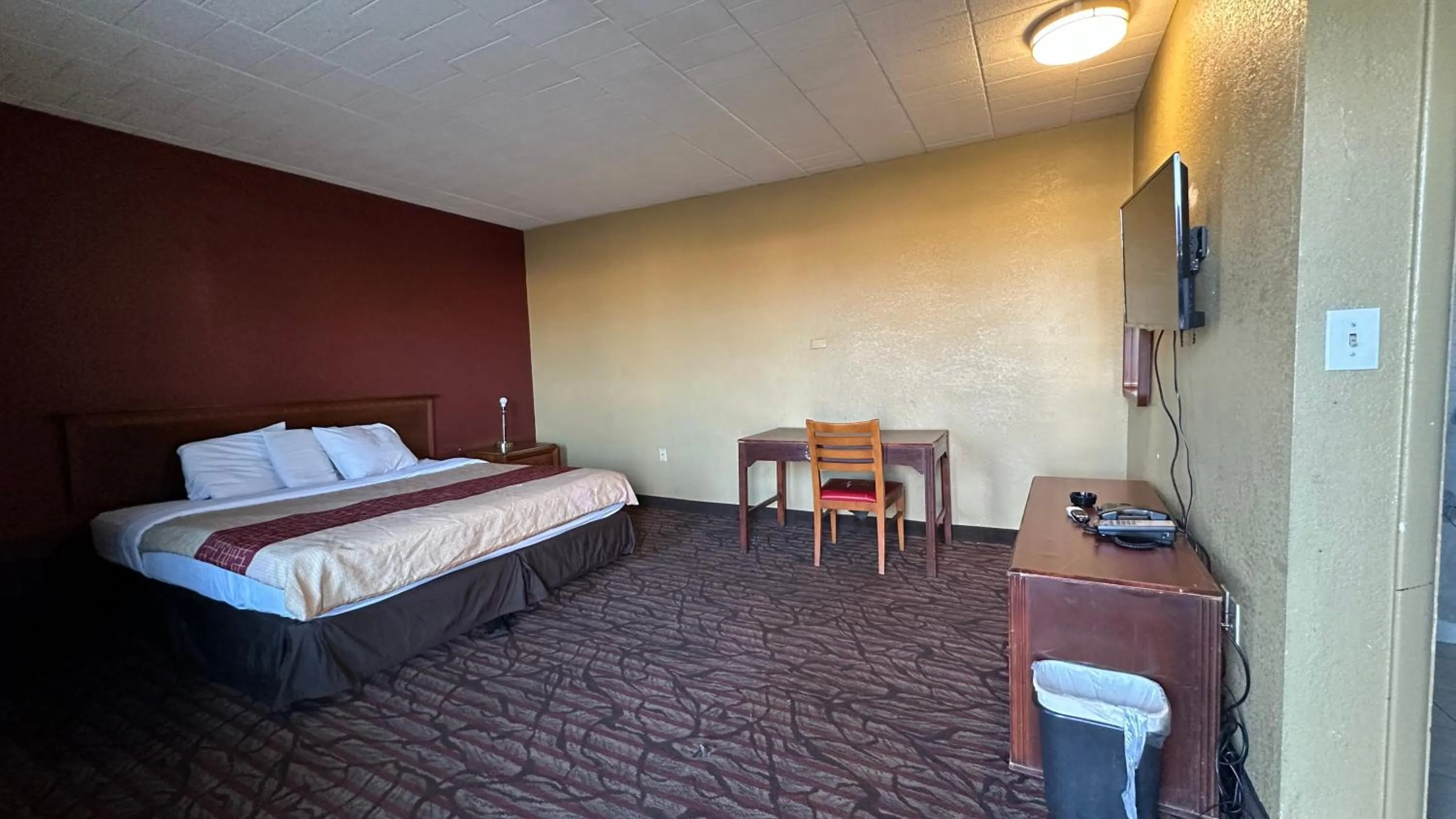 Bed in B'more Inn Motel