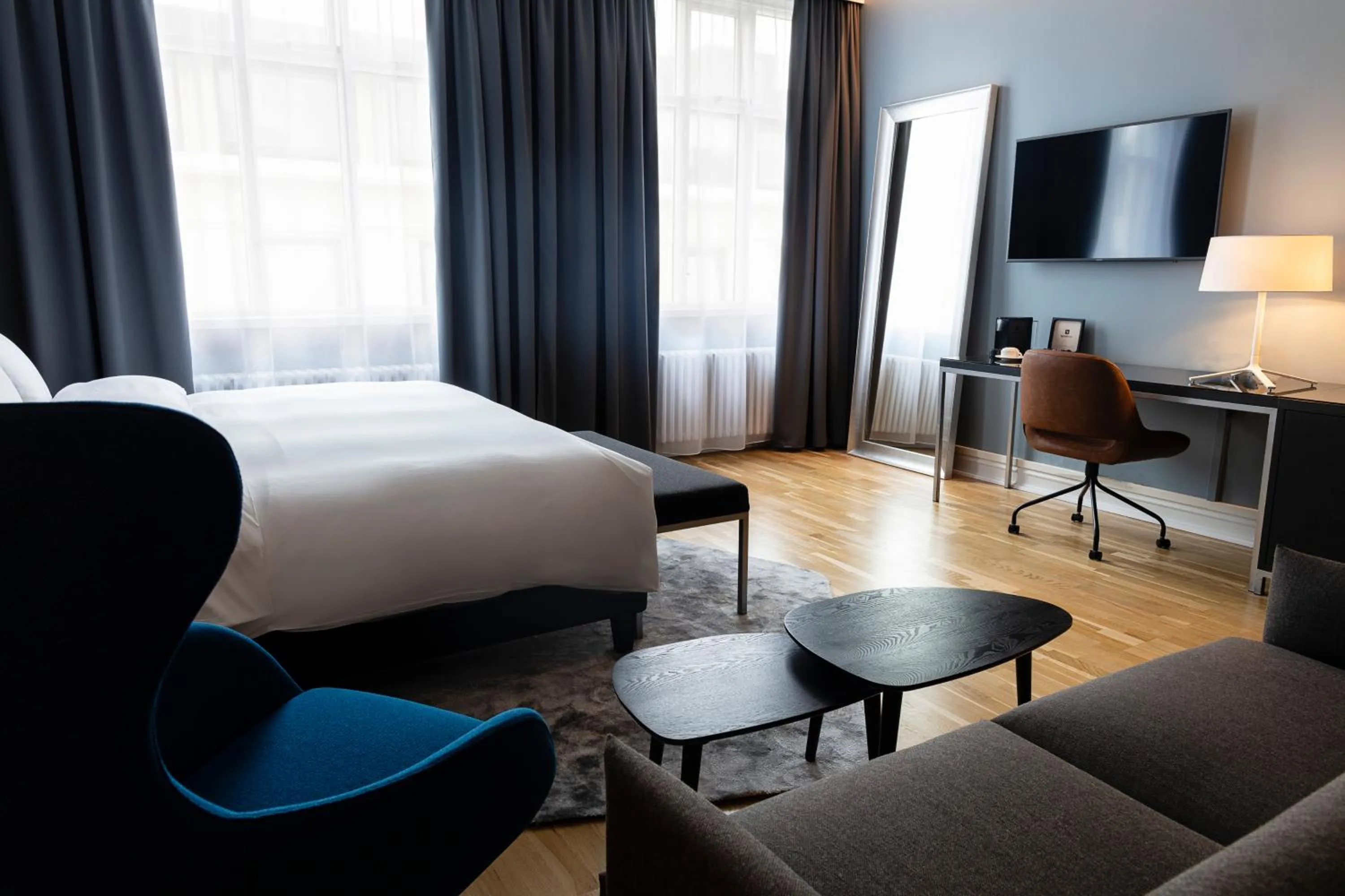 Communal lounge/ TV room, Bed in Radisson Blu 1919 Hotel, Reykjavík