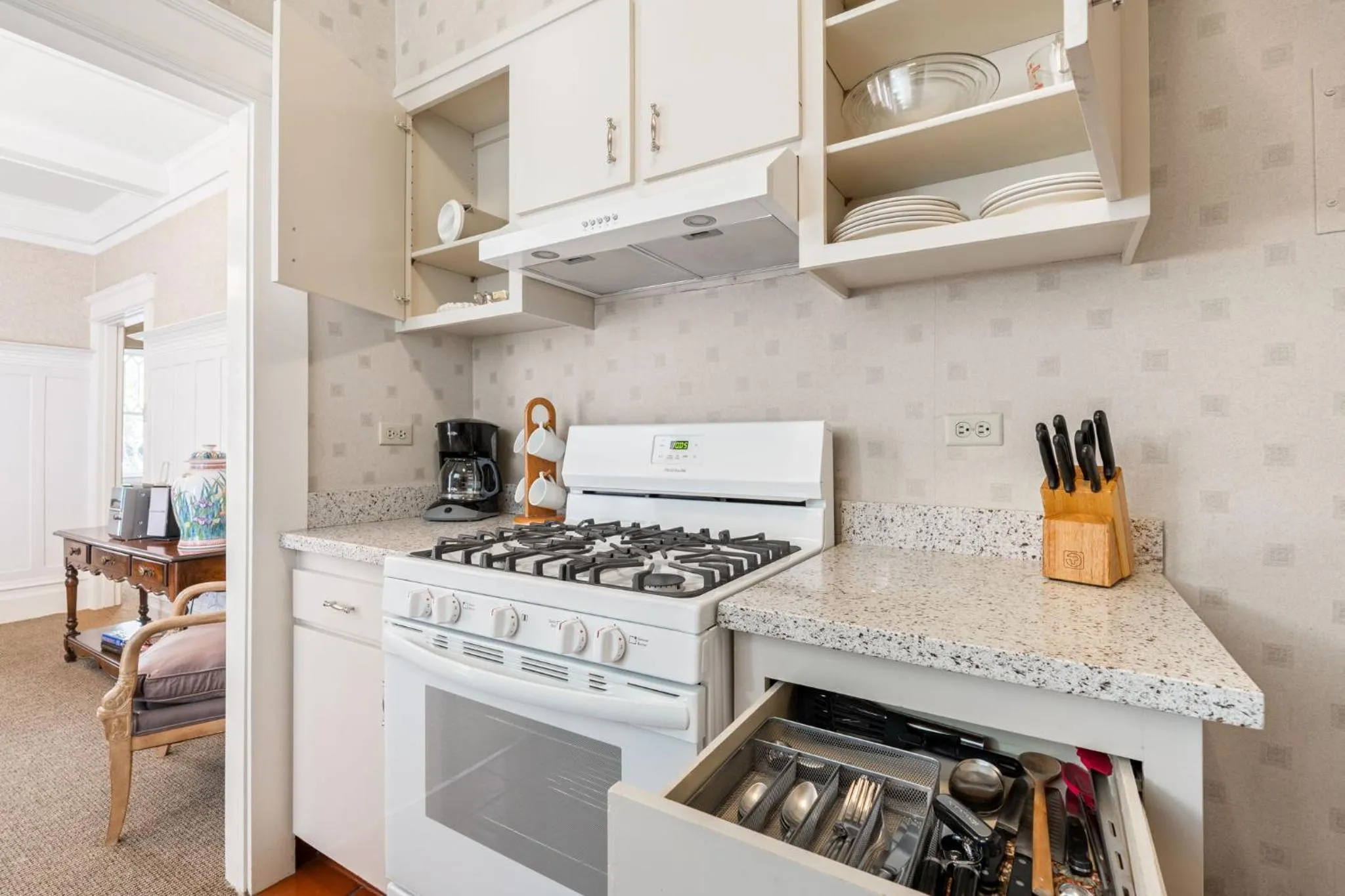 Kitchen or kitchenette in Powell Place