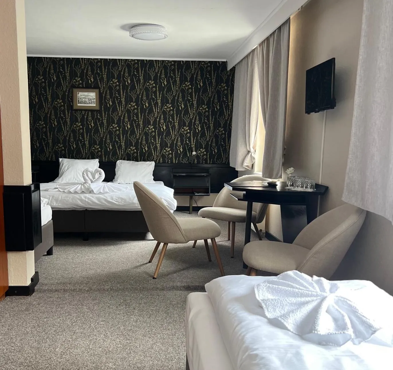 Property building, Bed in Hotel Lomnice