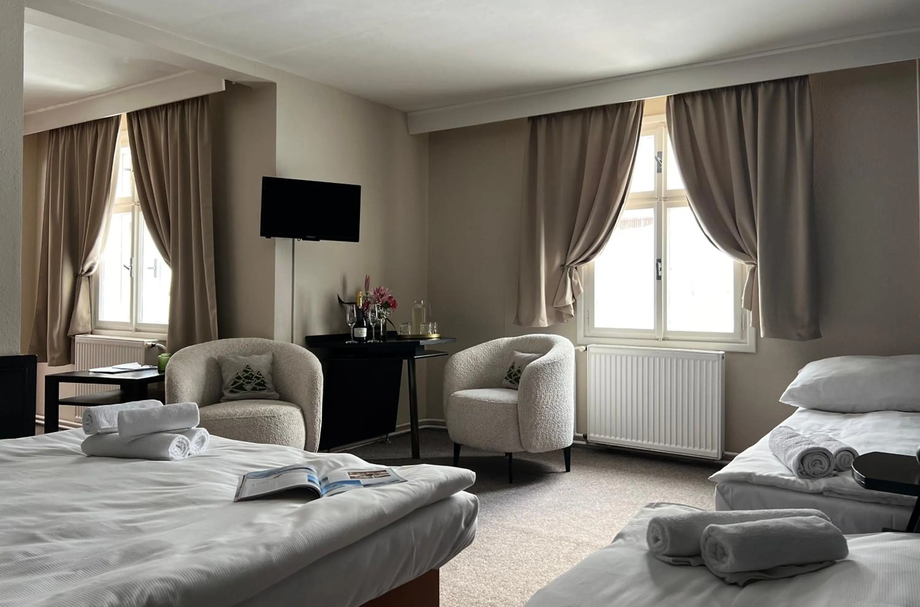 Property building, Bed in Hotel Lomnice