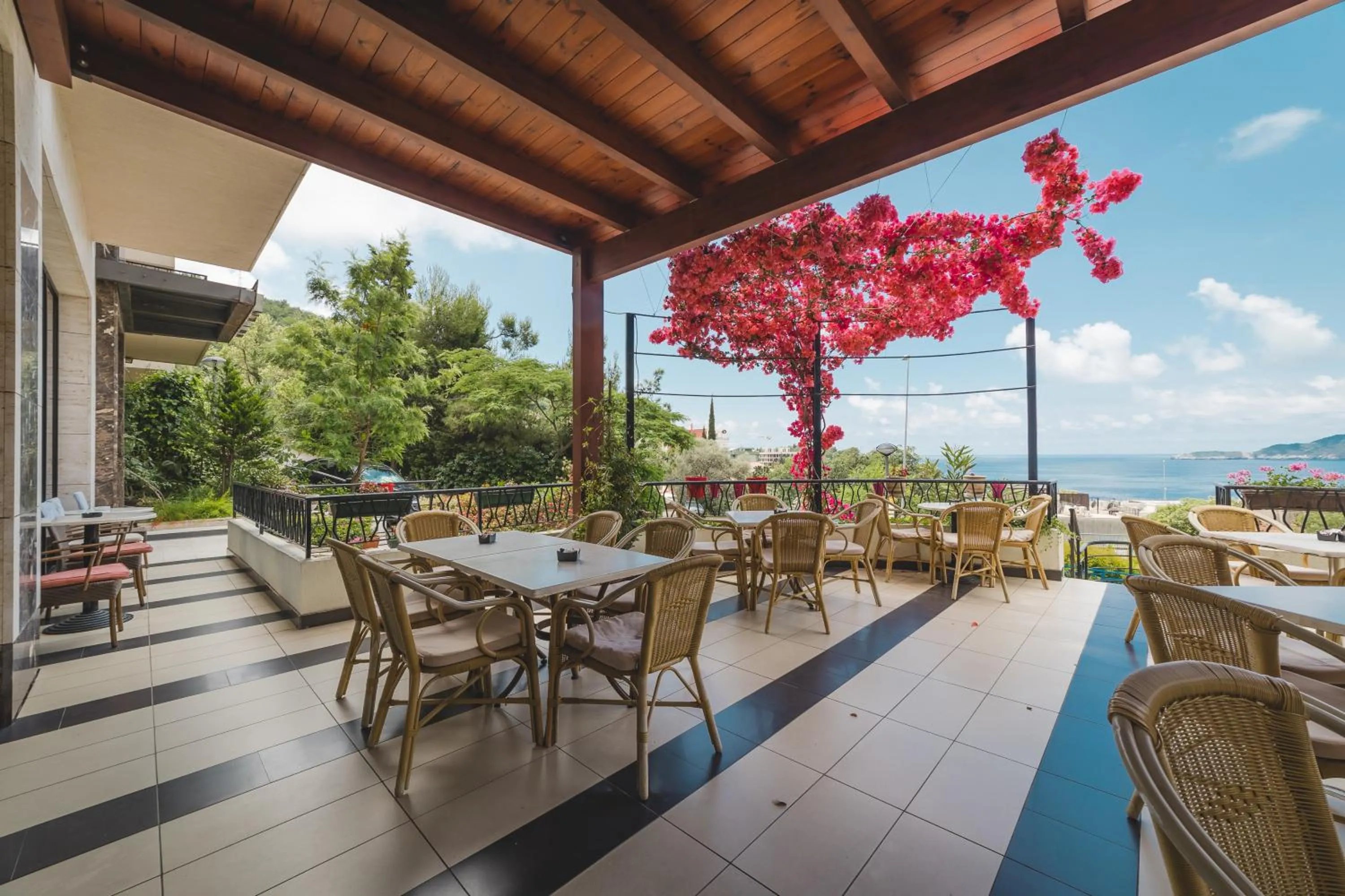 Restaurant/places to eat in Hotel & Apartments HEC Residence