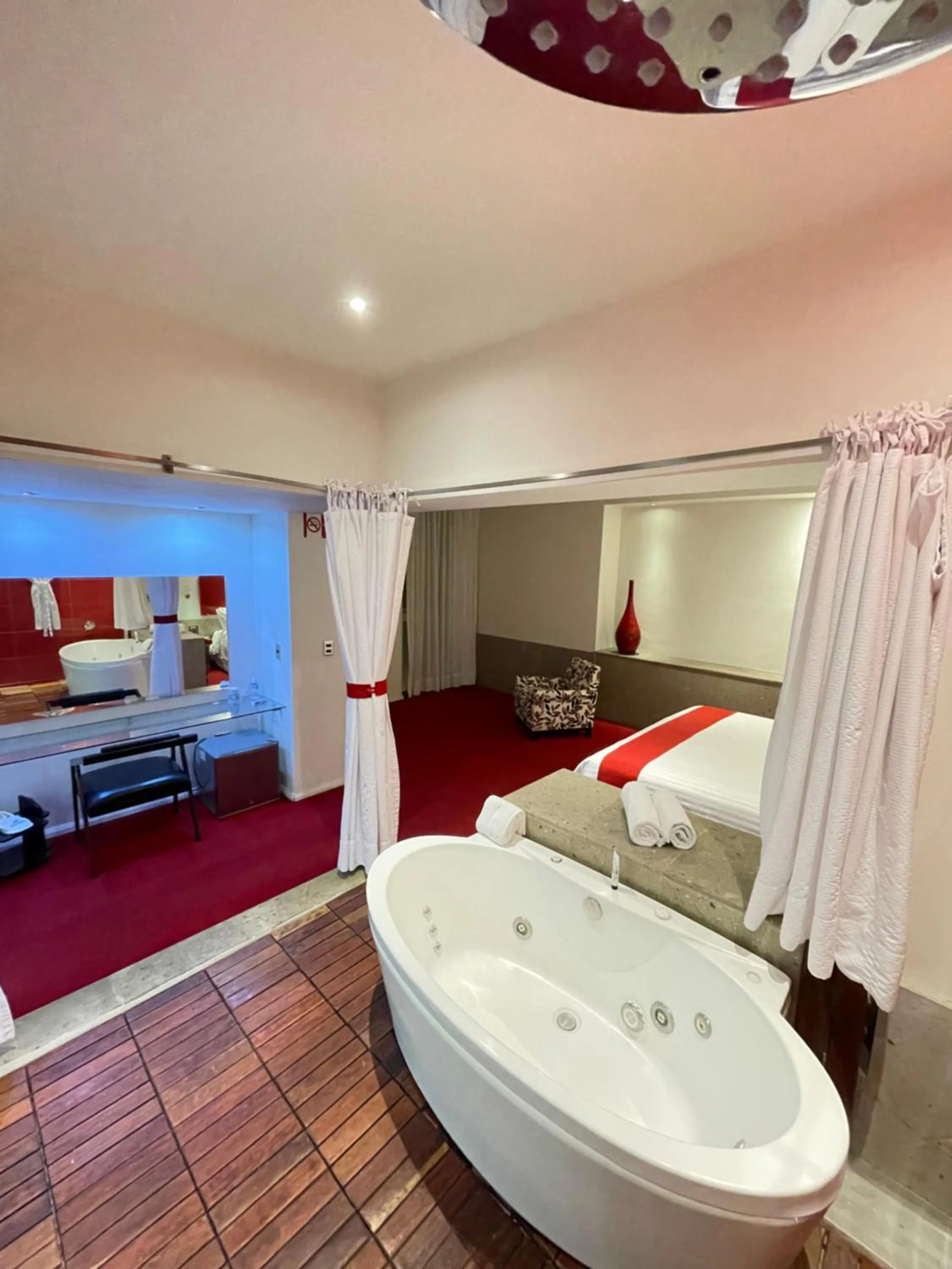 Hot Tub, Bed in Zújmú Business Boutique Hotel