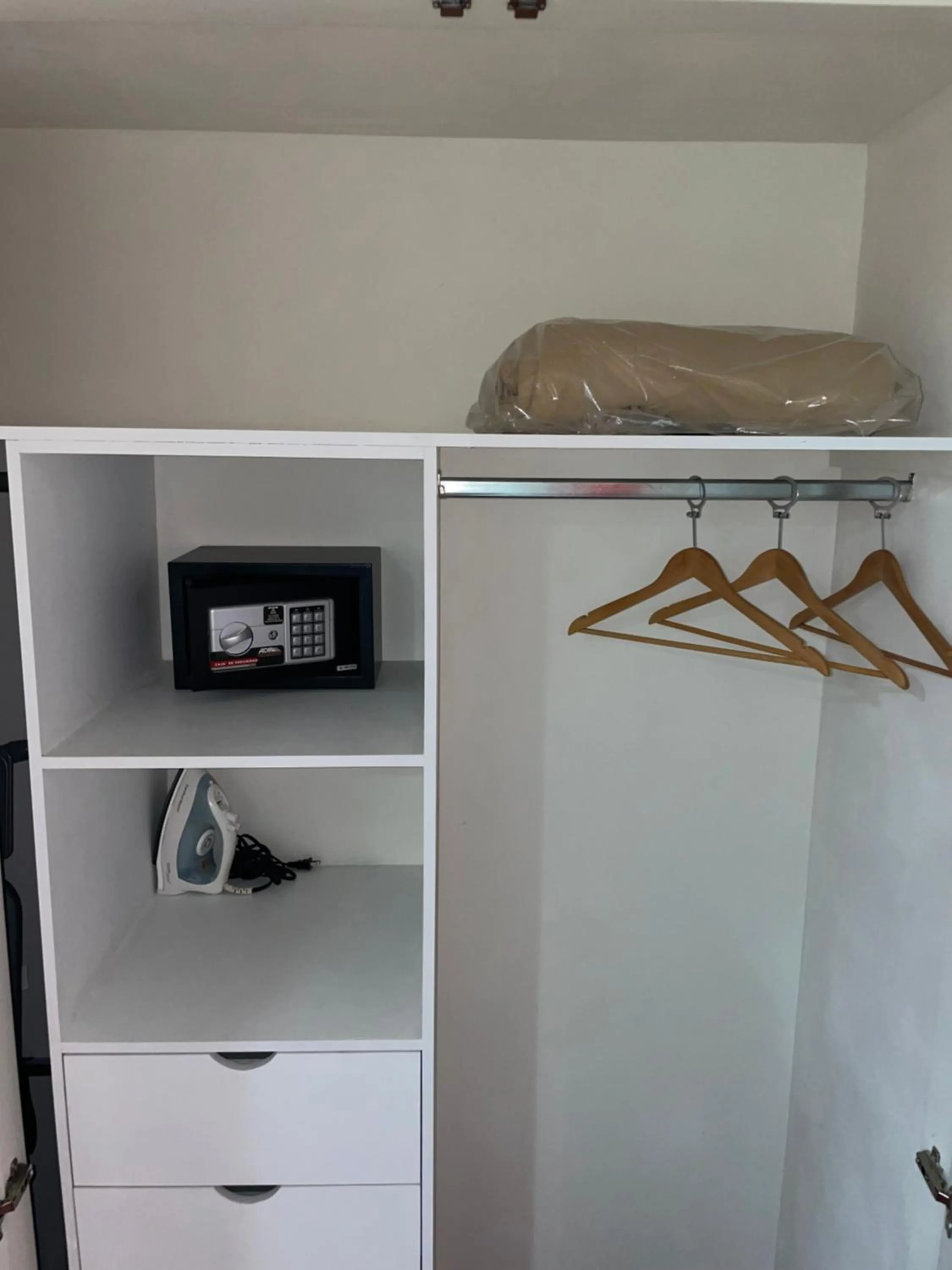 wardrobe in Zújmú Business Boutique Hotel