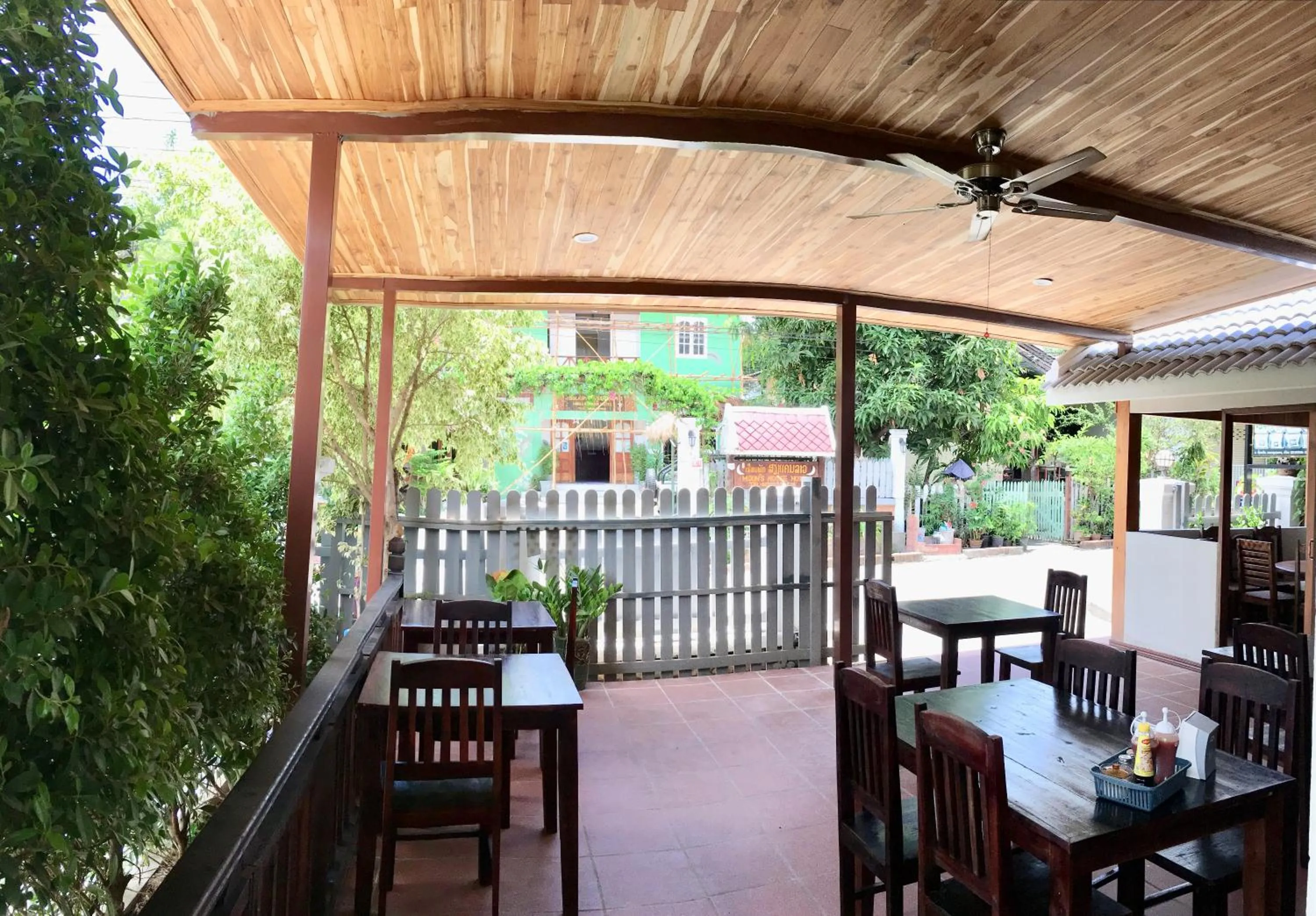 Restaurant/places to eat in Le KhounSok Boutique Hotel