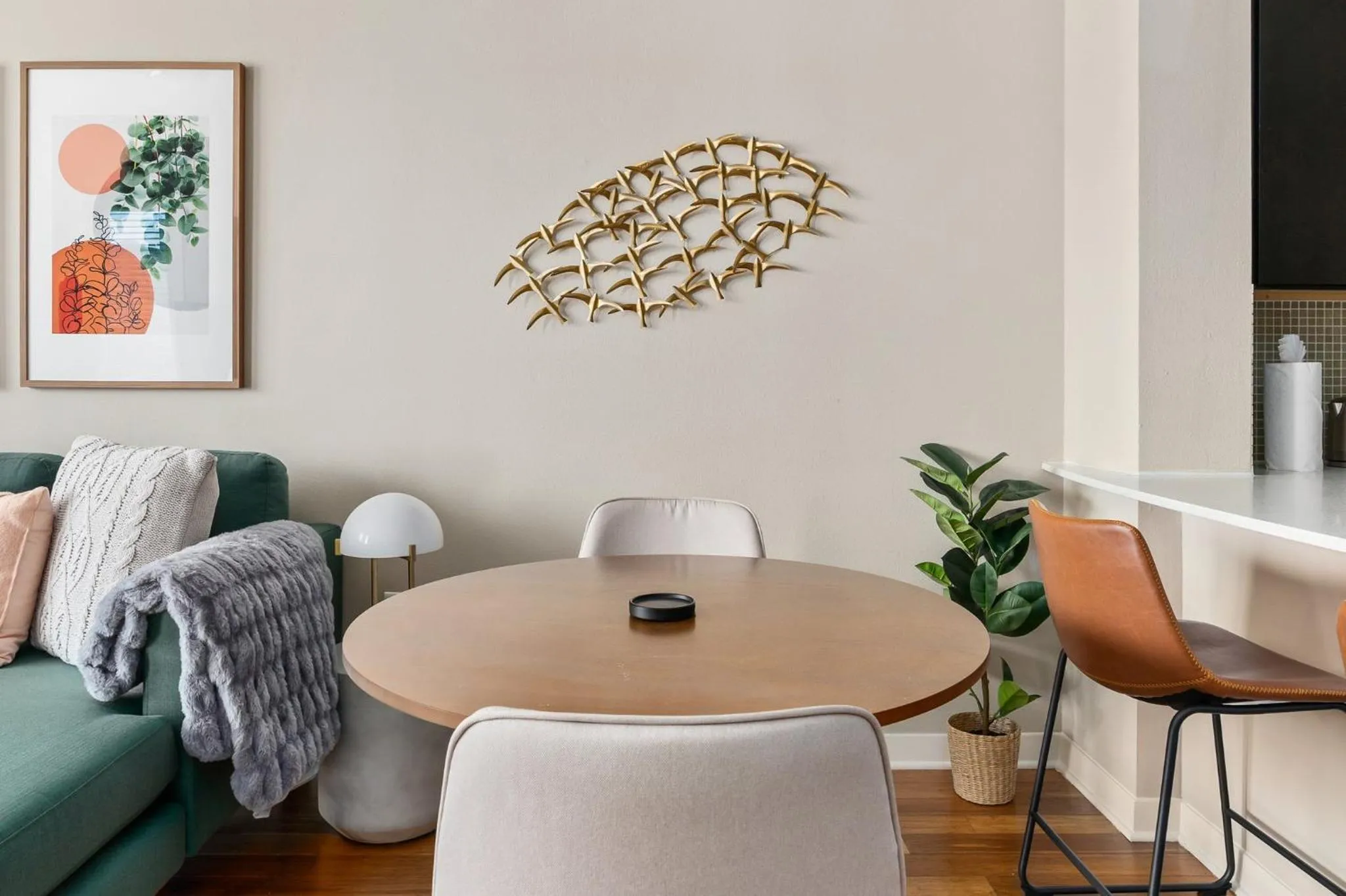 Dining area in Lodgeur Med Center, Houston - close to MD Anderson & other hospitals