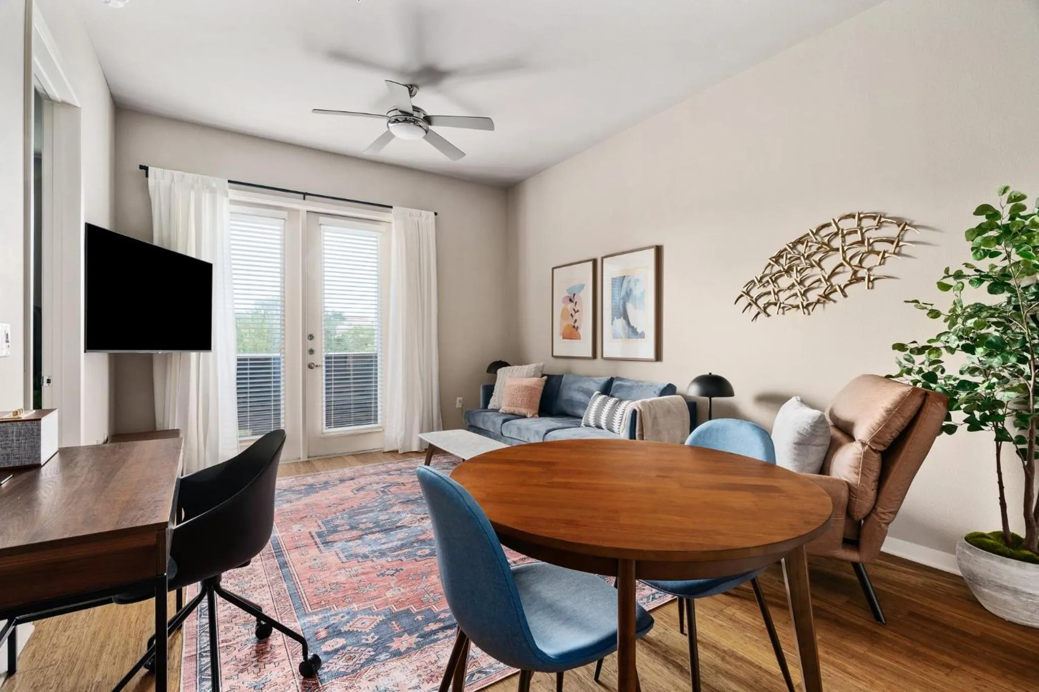 Communal lounge/ TV room in Lodgeur Med Center, Houston - close to MD Anderson & other hospitals