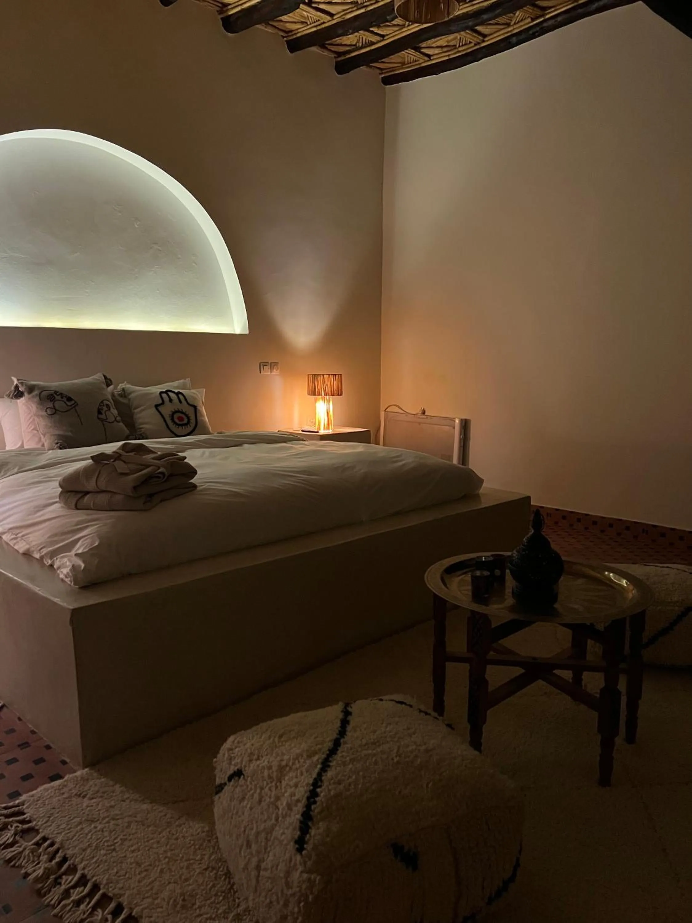 Bed in Kasbah des cyprès