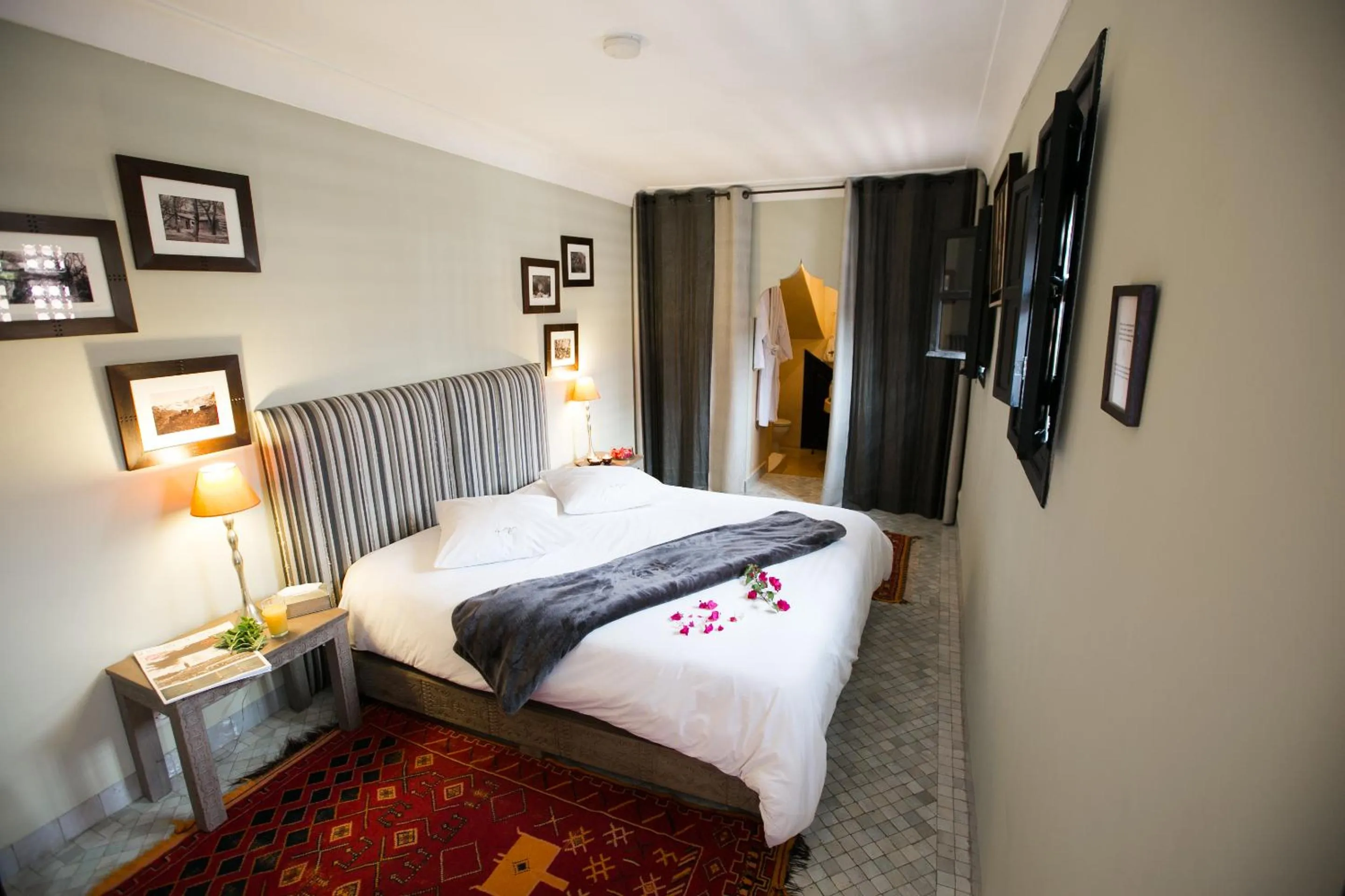 Photo of the whole room, Bed in Riad Altair