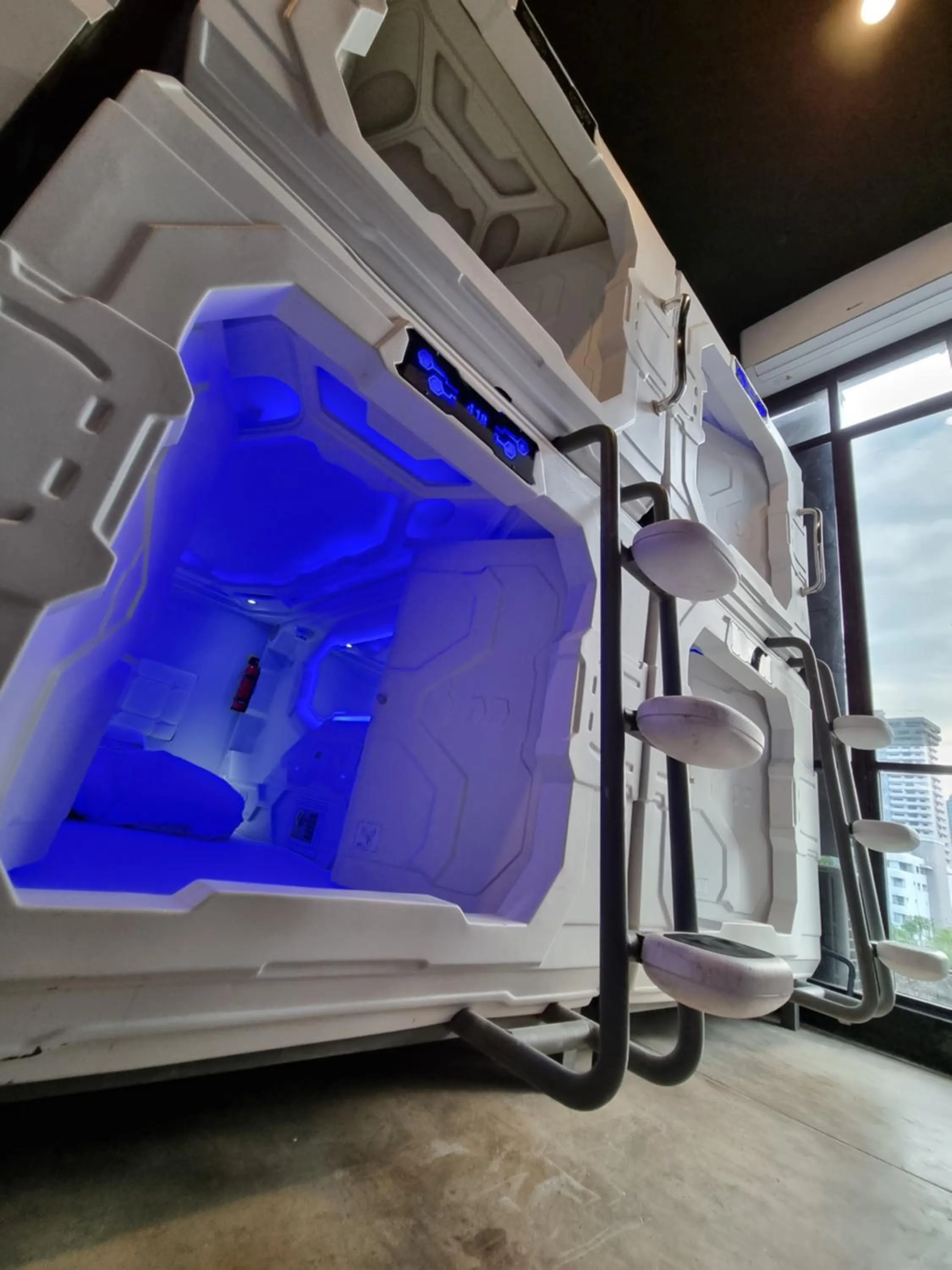 Photo of the whole room, Bed in Met A Space Pod @Phrom Phong