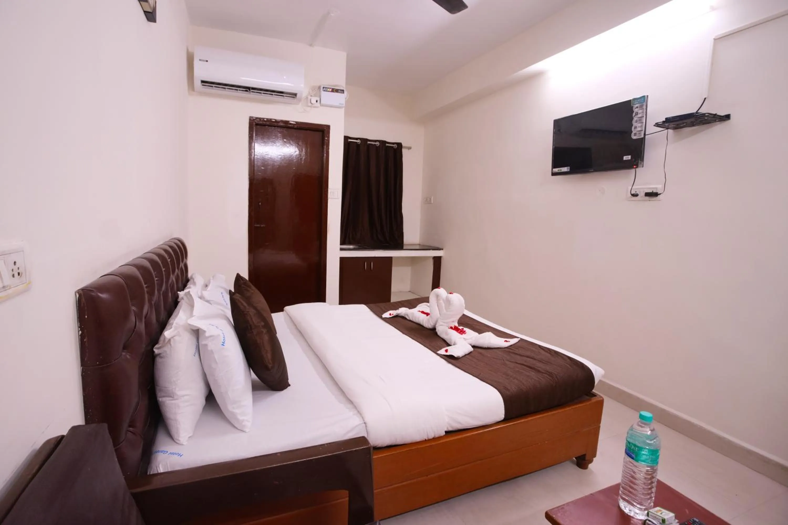 Bed in Ganesh Guest House