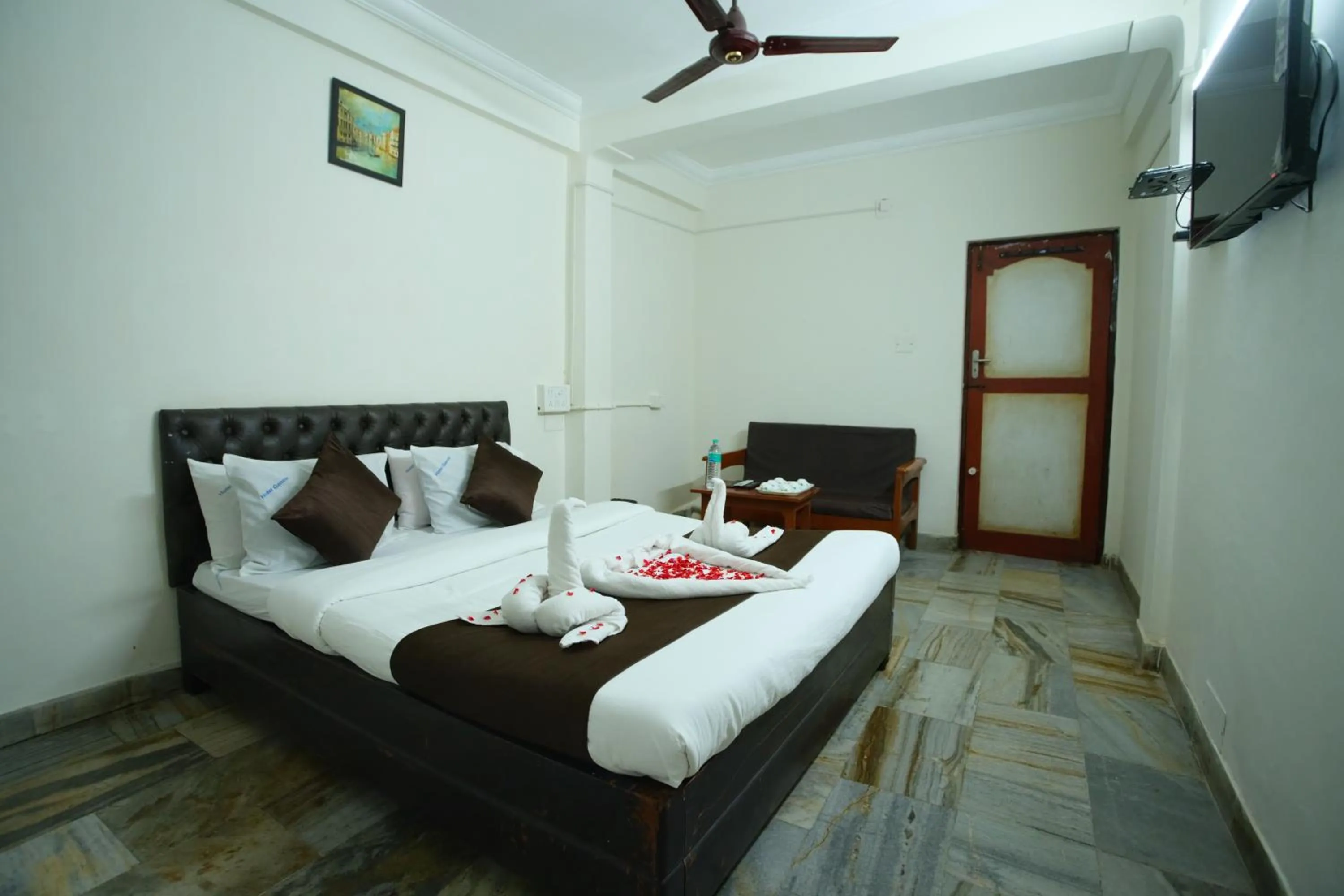 Bed in Ganesh Guest House