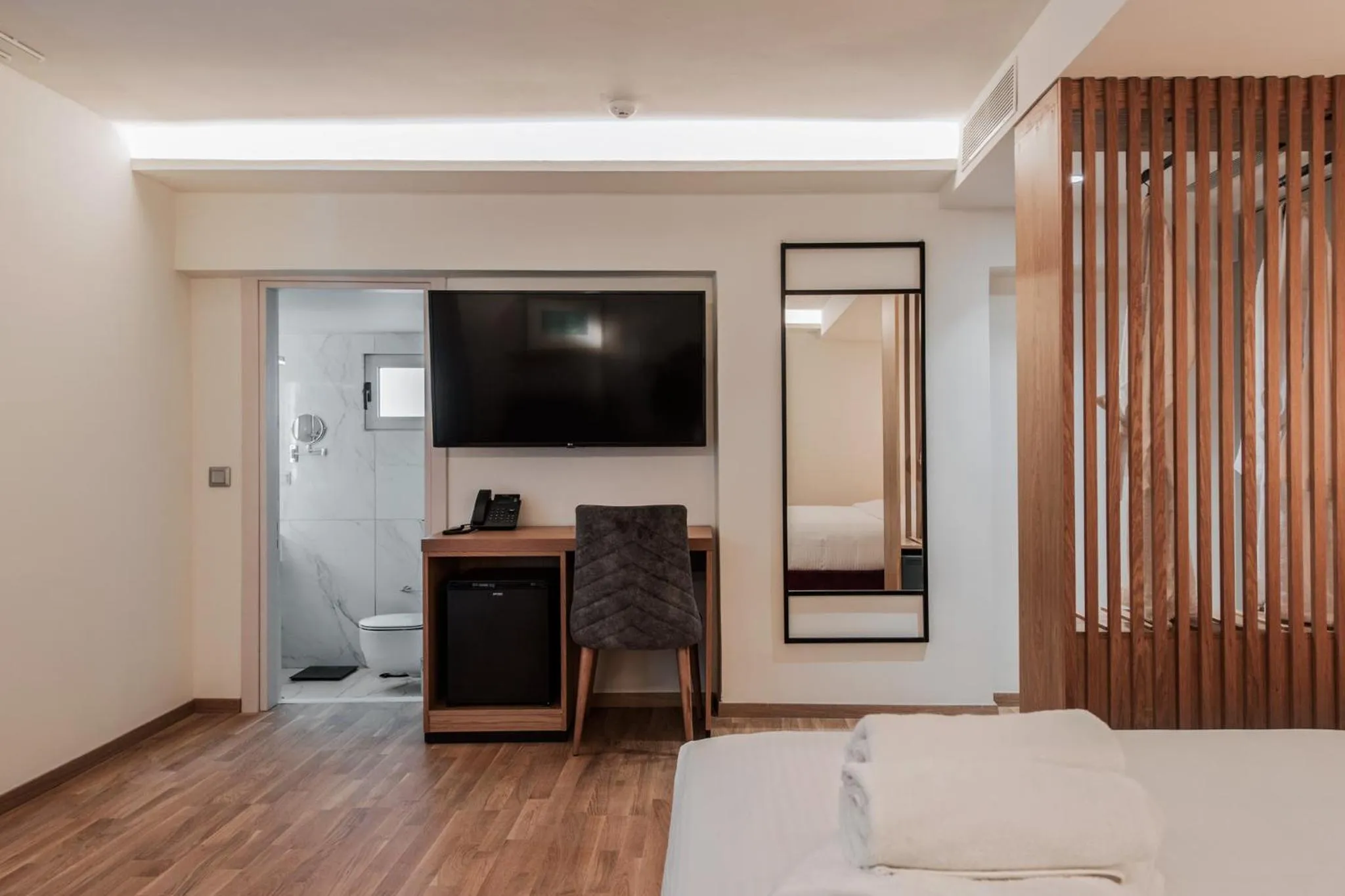 Bed in Urban Frame Acropolis