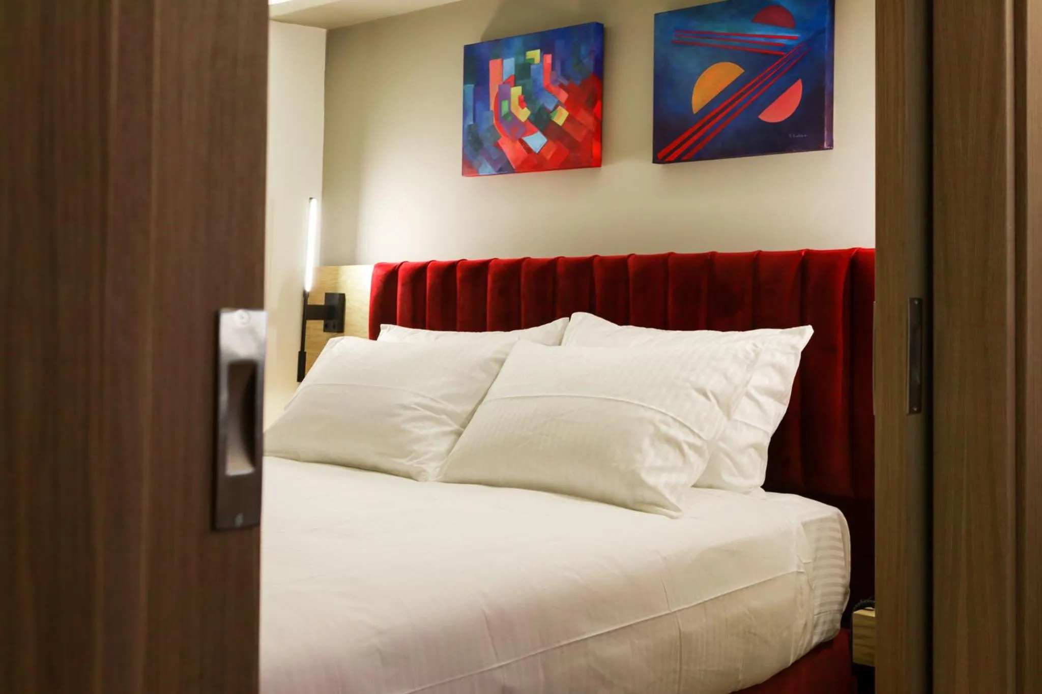 Bed in Urban Frame Acropolis