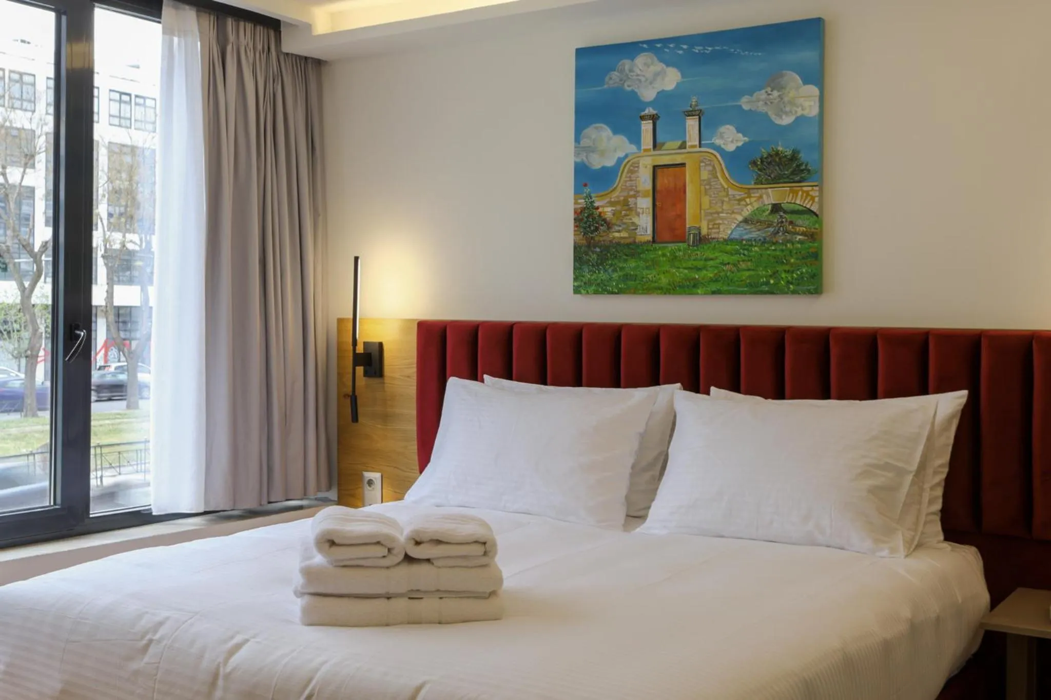 Bed in Urban Frame Acropolis