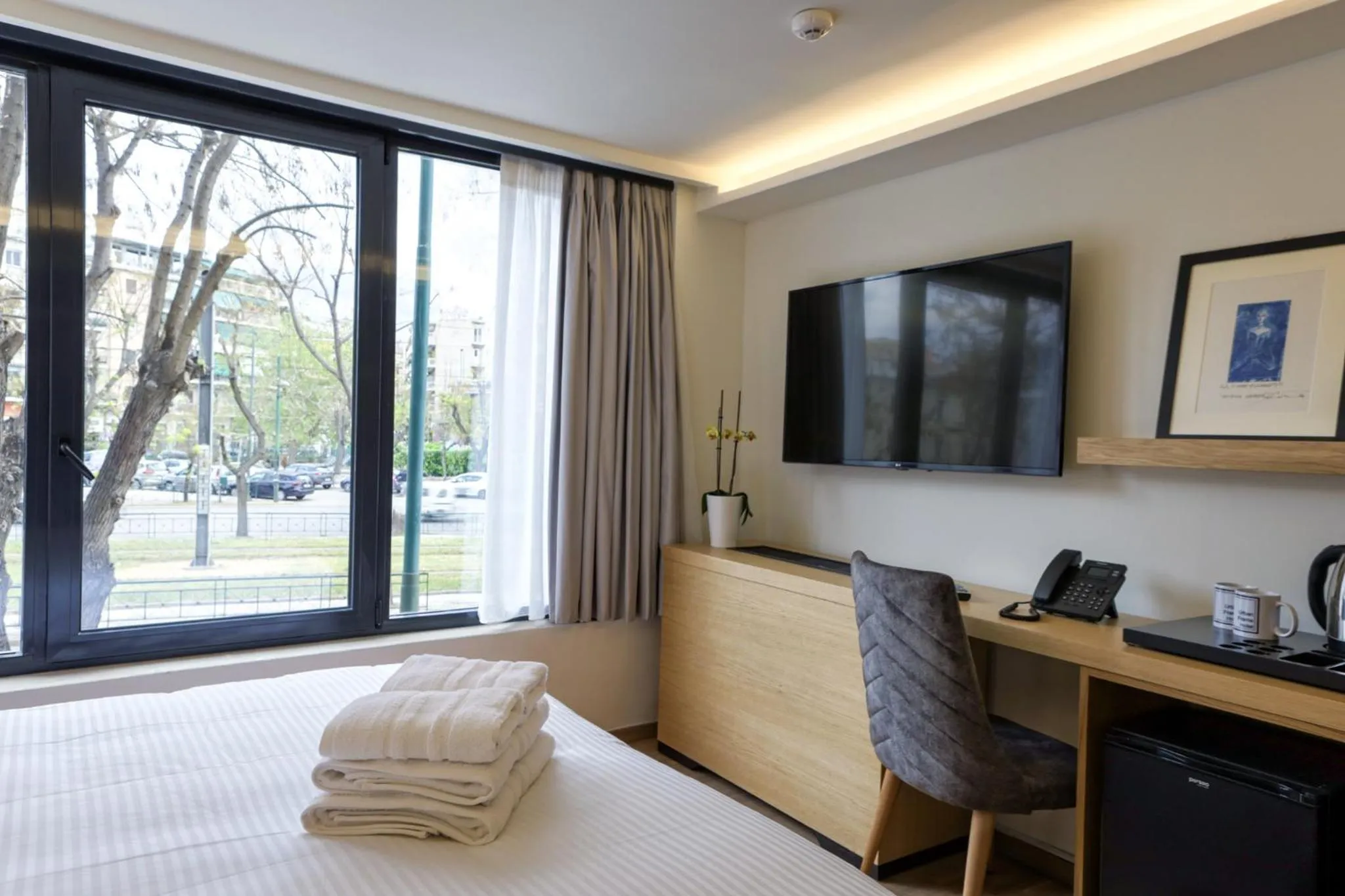 Bed in Urban Frame Acropolis