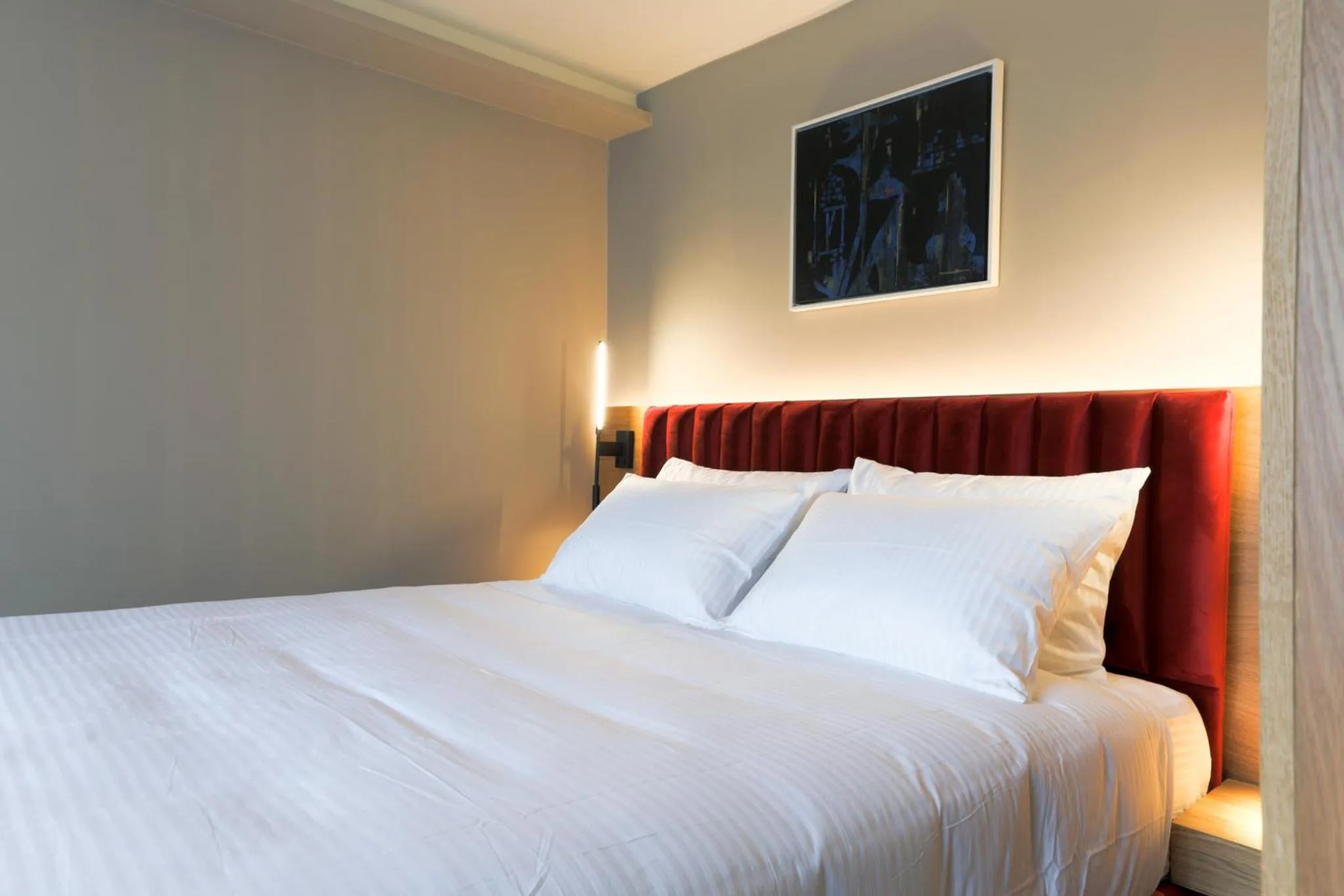 Bed in Urban Frame Acropolis