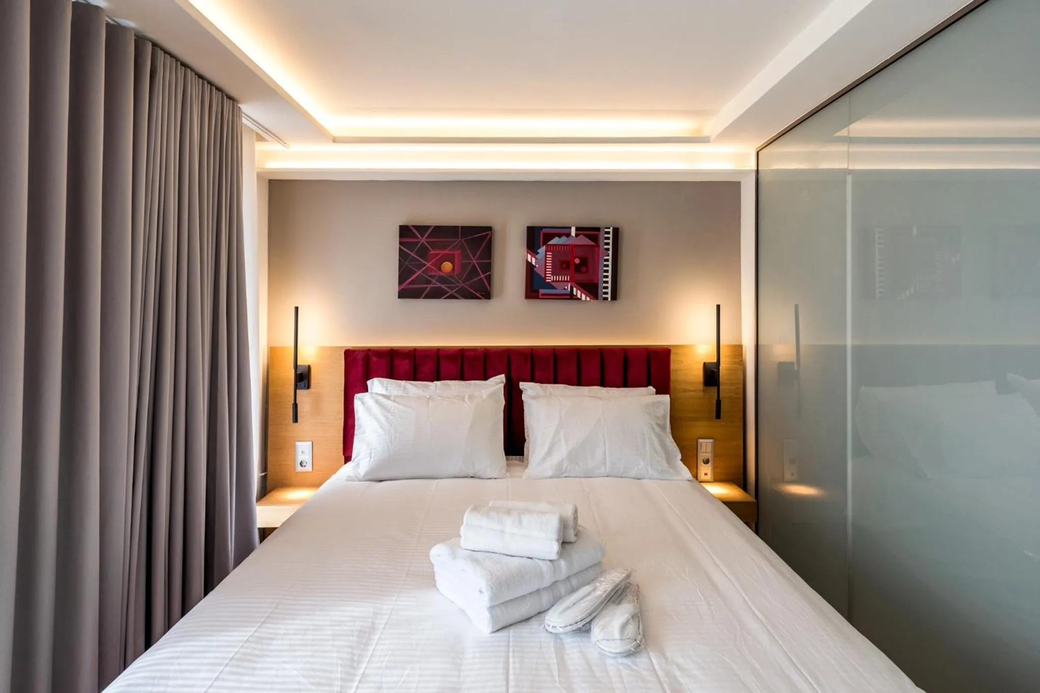 Bed in Urban Frame Acropolis