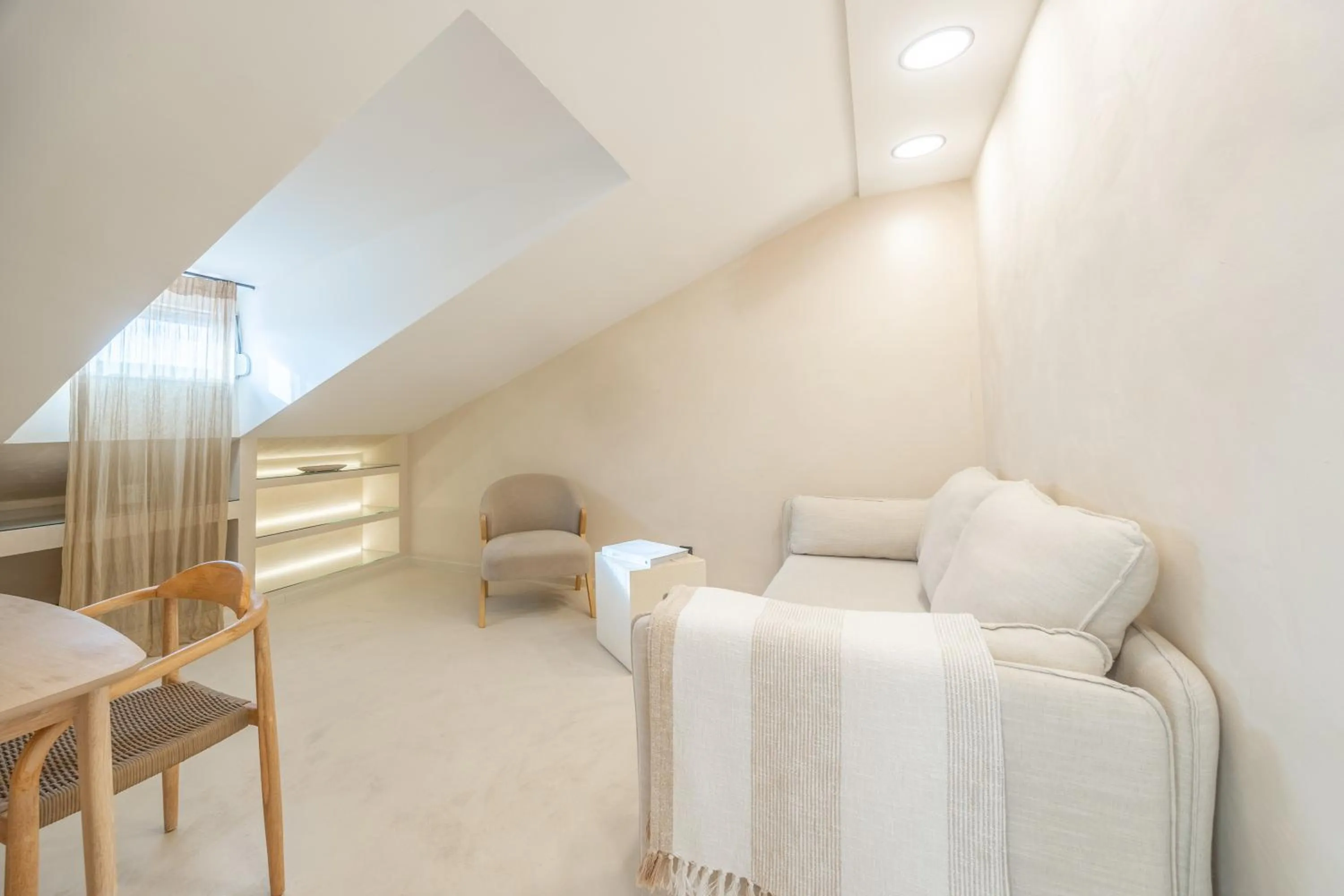 Bed in lo͝or luxury rooms