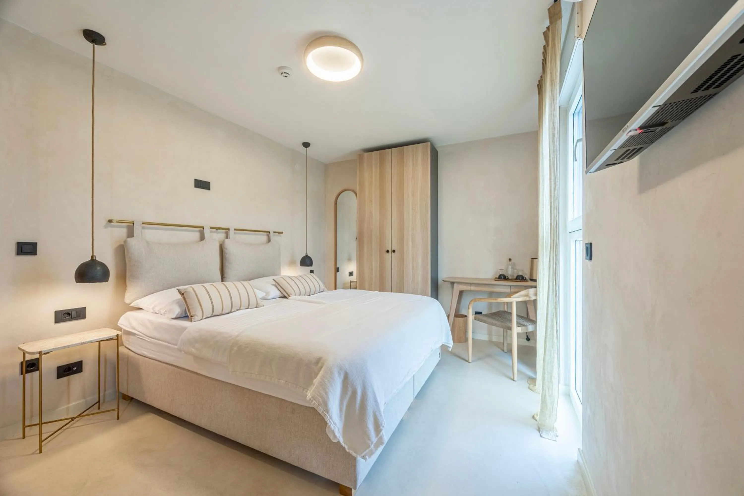 Bed in lo͝or luxury rooms