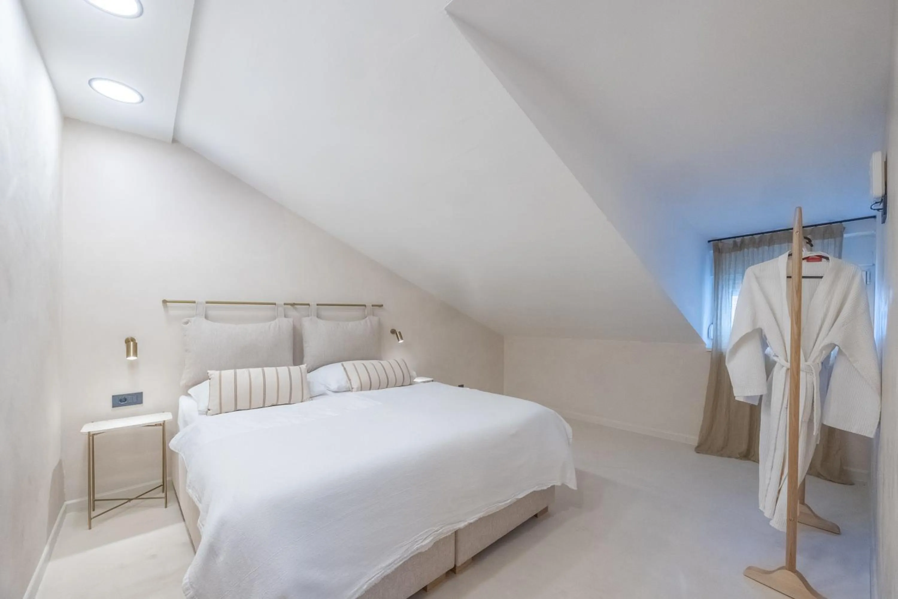 Bed in lo͝or luxury rooms