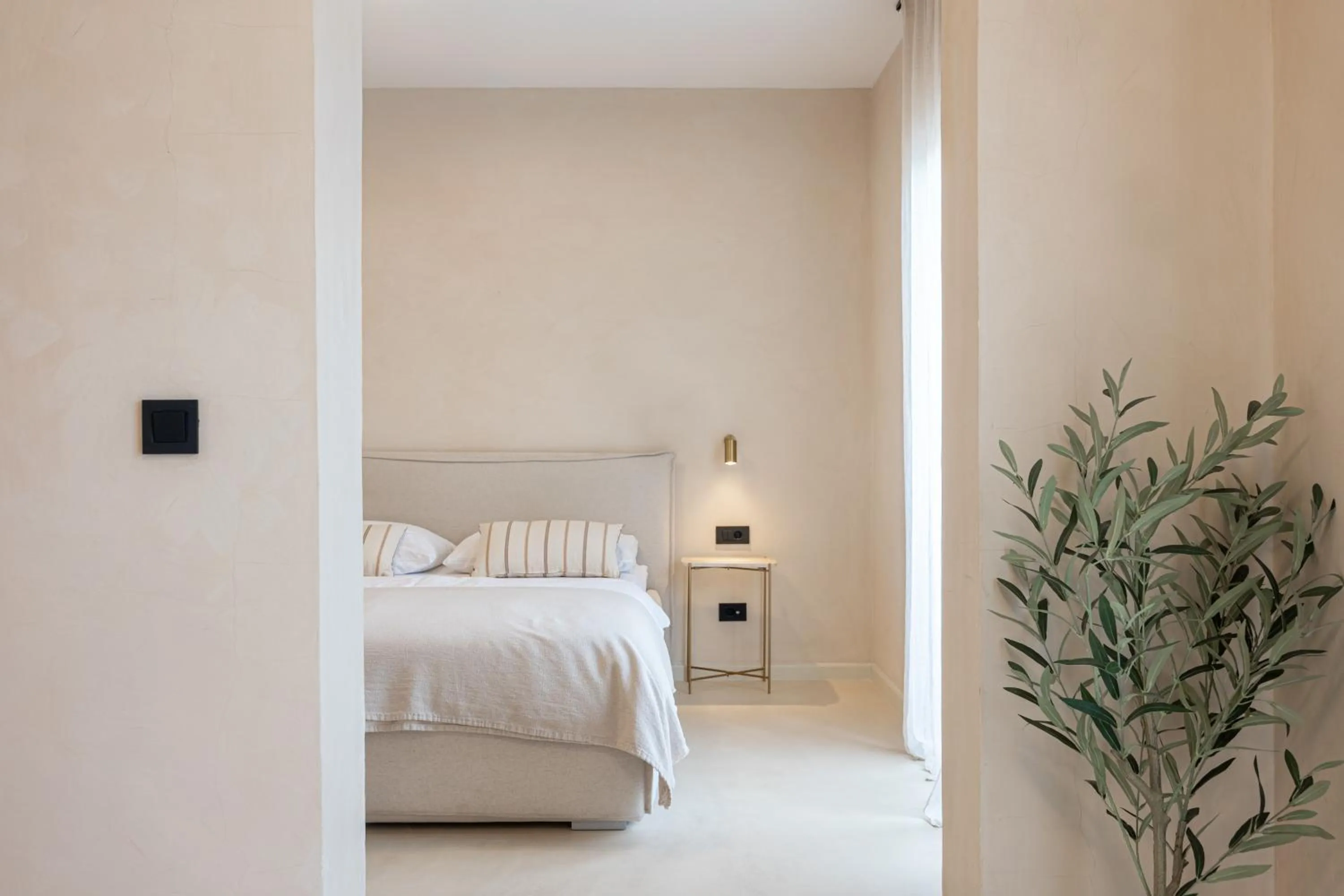 Bed in lo͝or luxury rooms