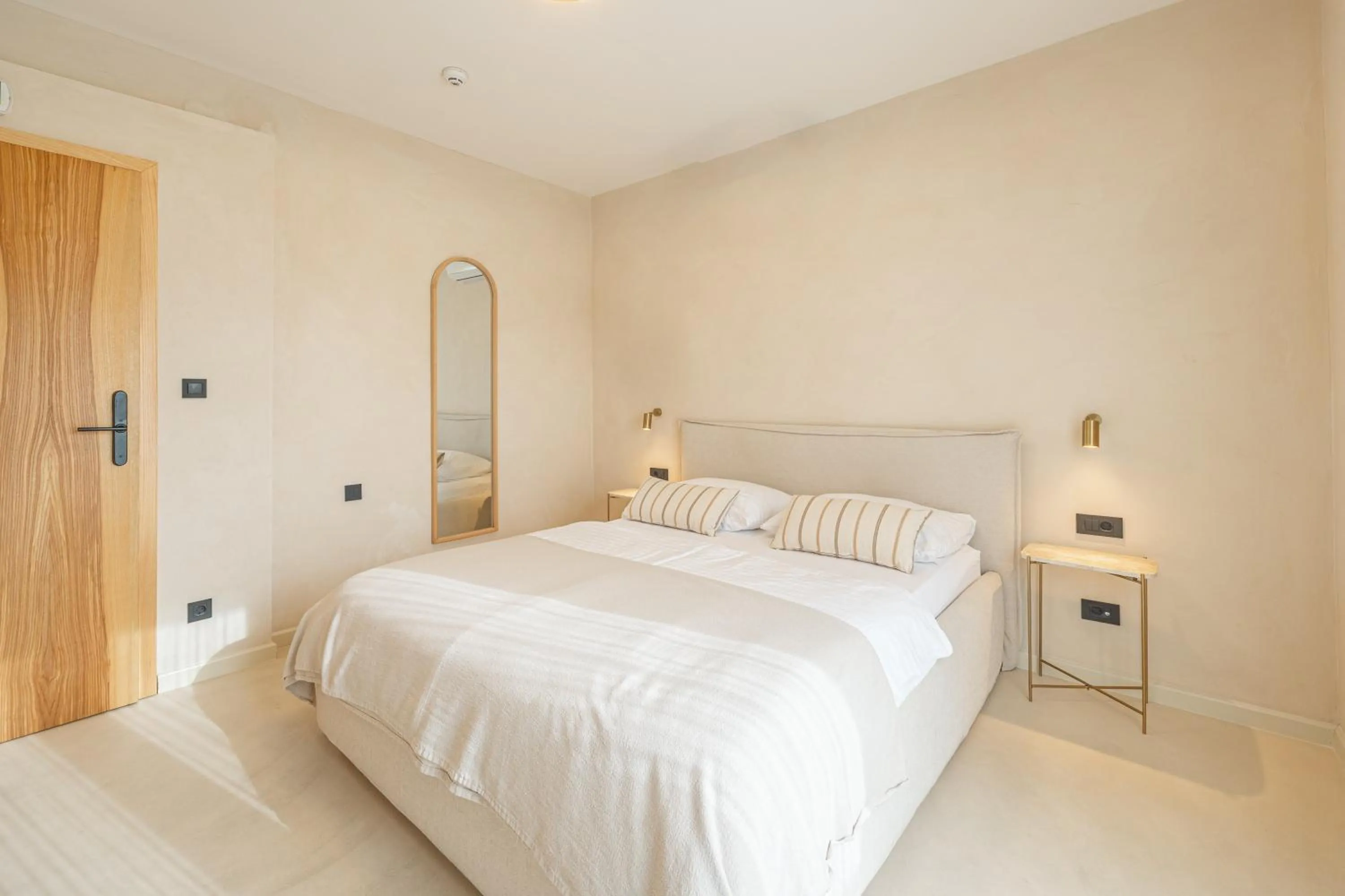 Bed in lo͝or luxury rooms