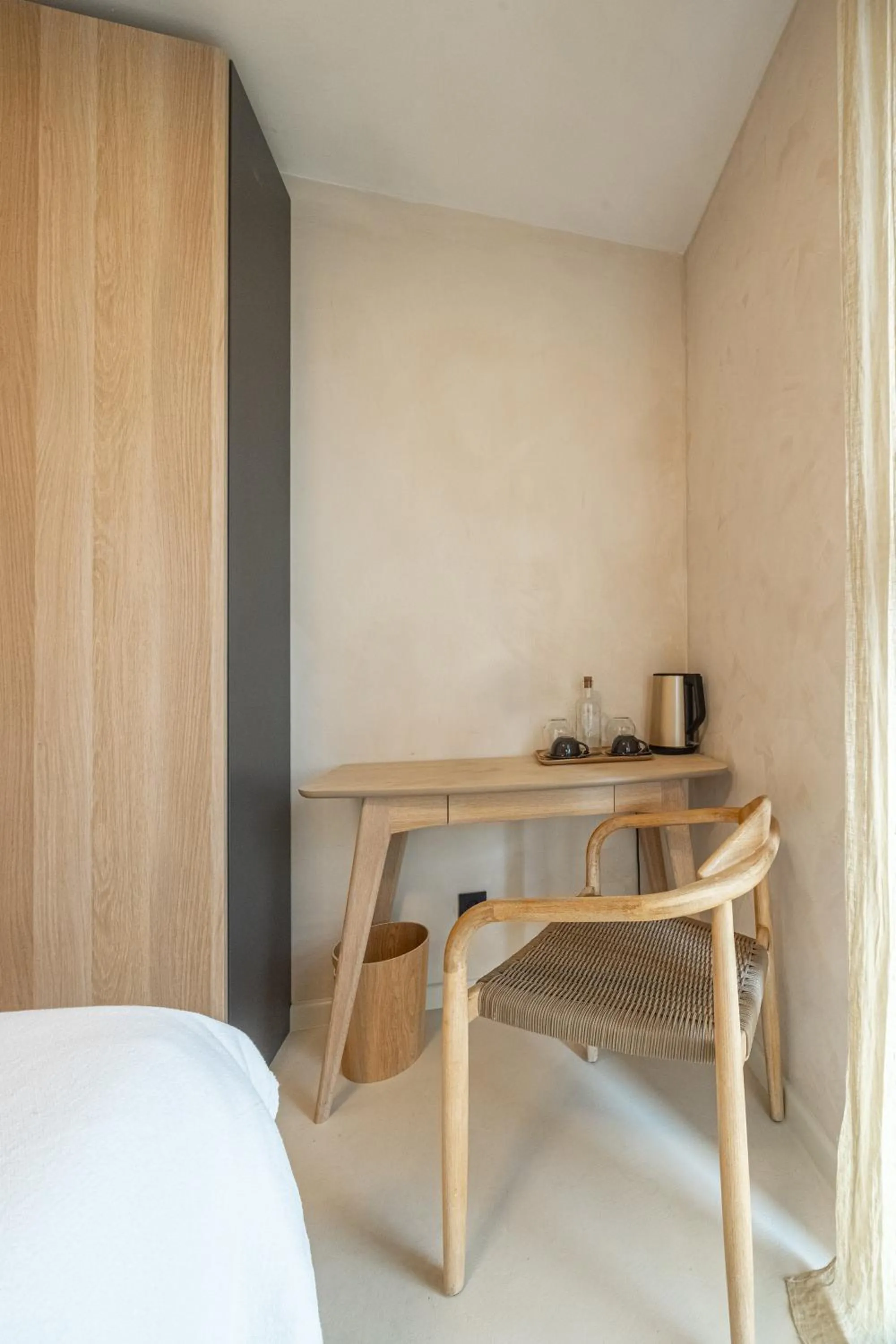 Bed in lo͝or luxury rooms