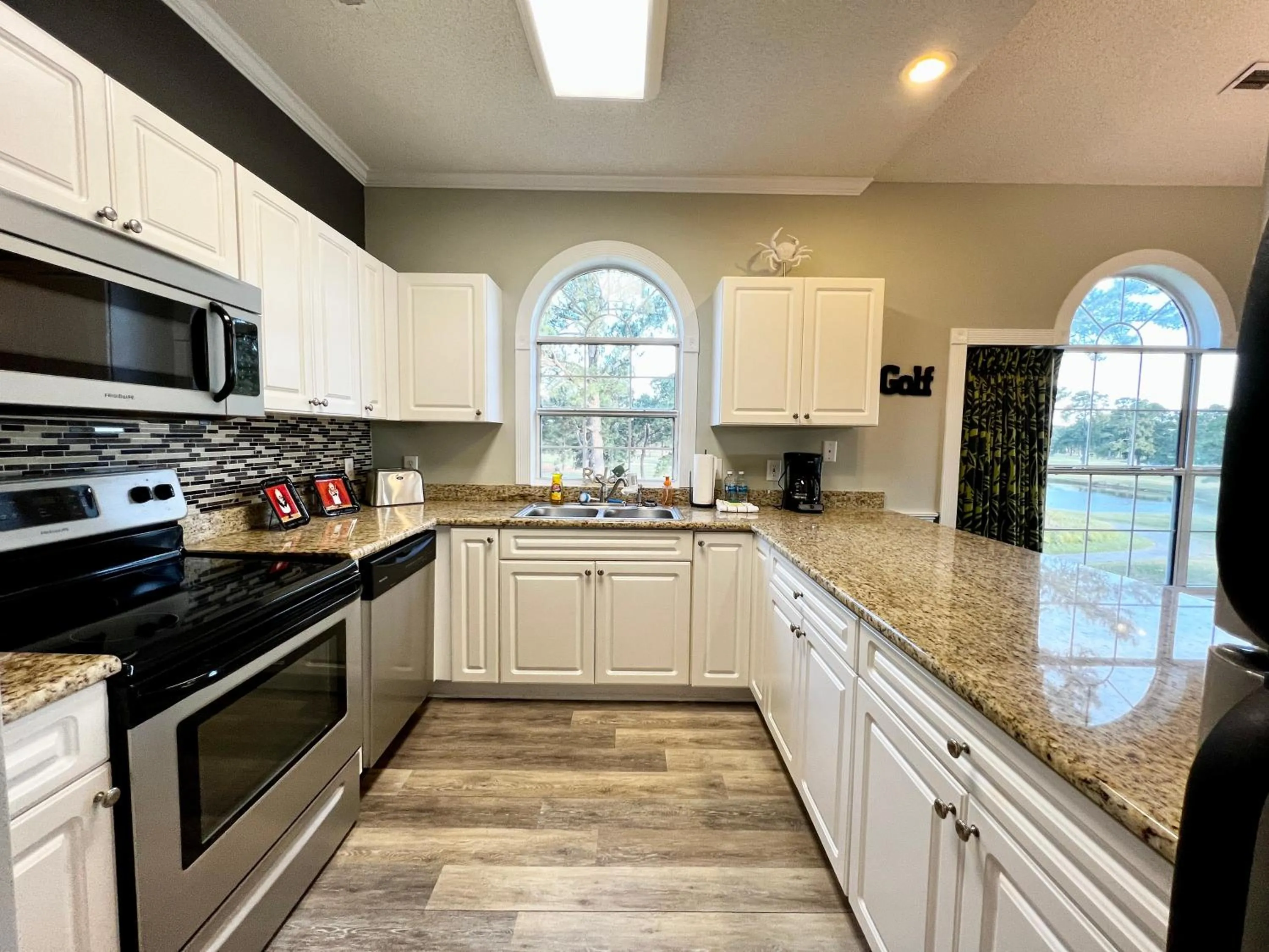 Kitchen or kitchenette in GolfView Villa/Center of MB/BEST View/End Unit